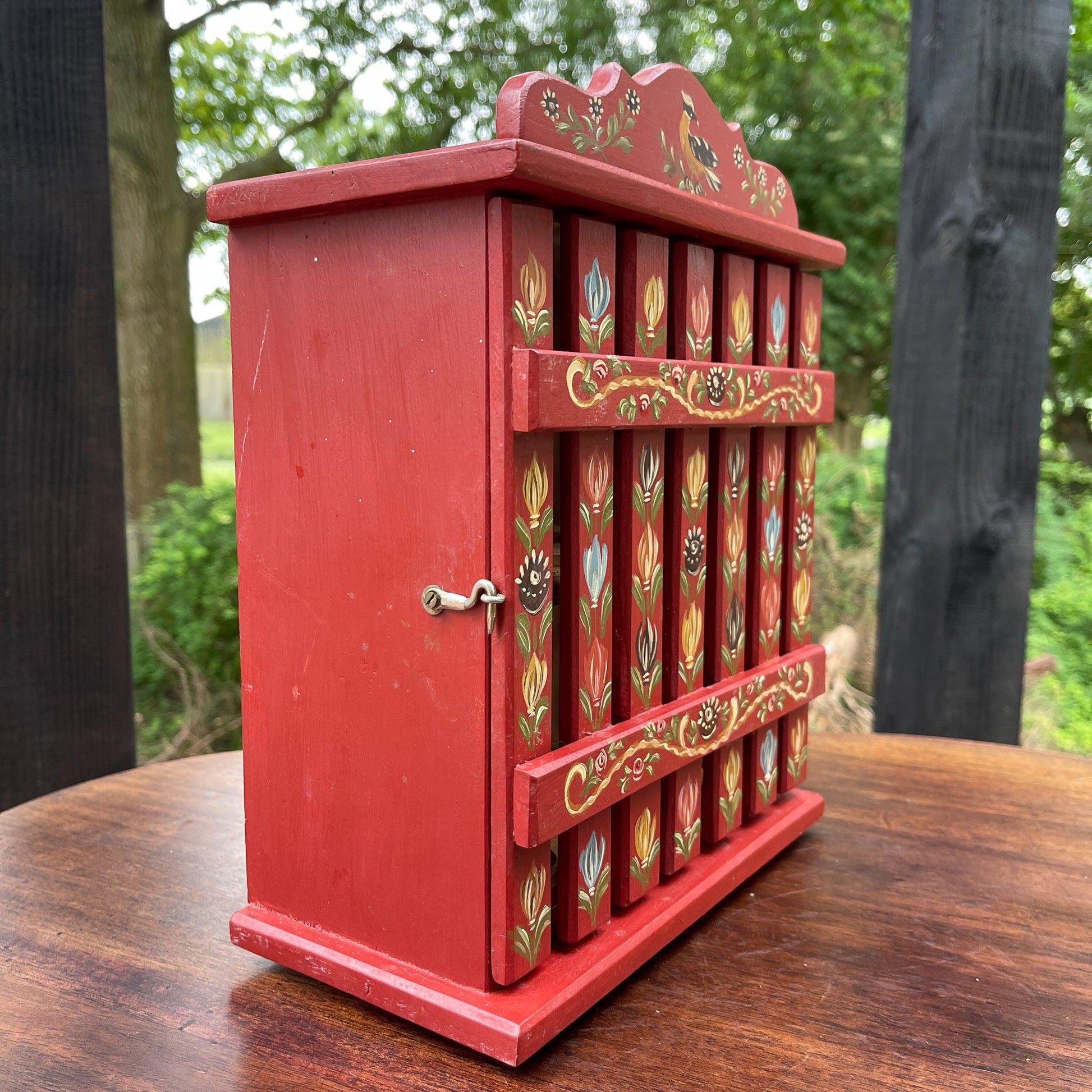 Handgeschilderd eierkastje - Bamestra Curiosa