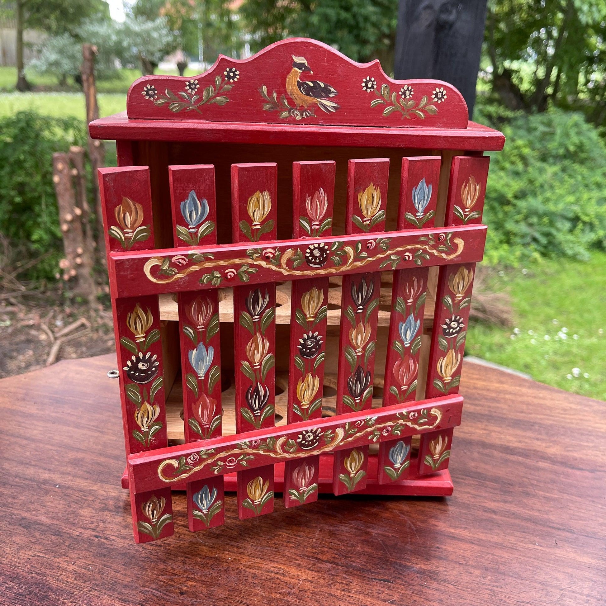 Handgeschilderd eierkastje - Bamestra Curiosa