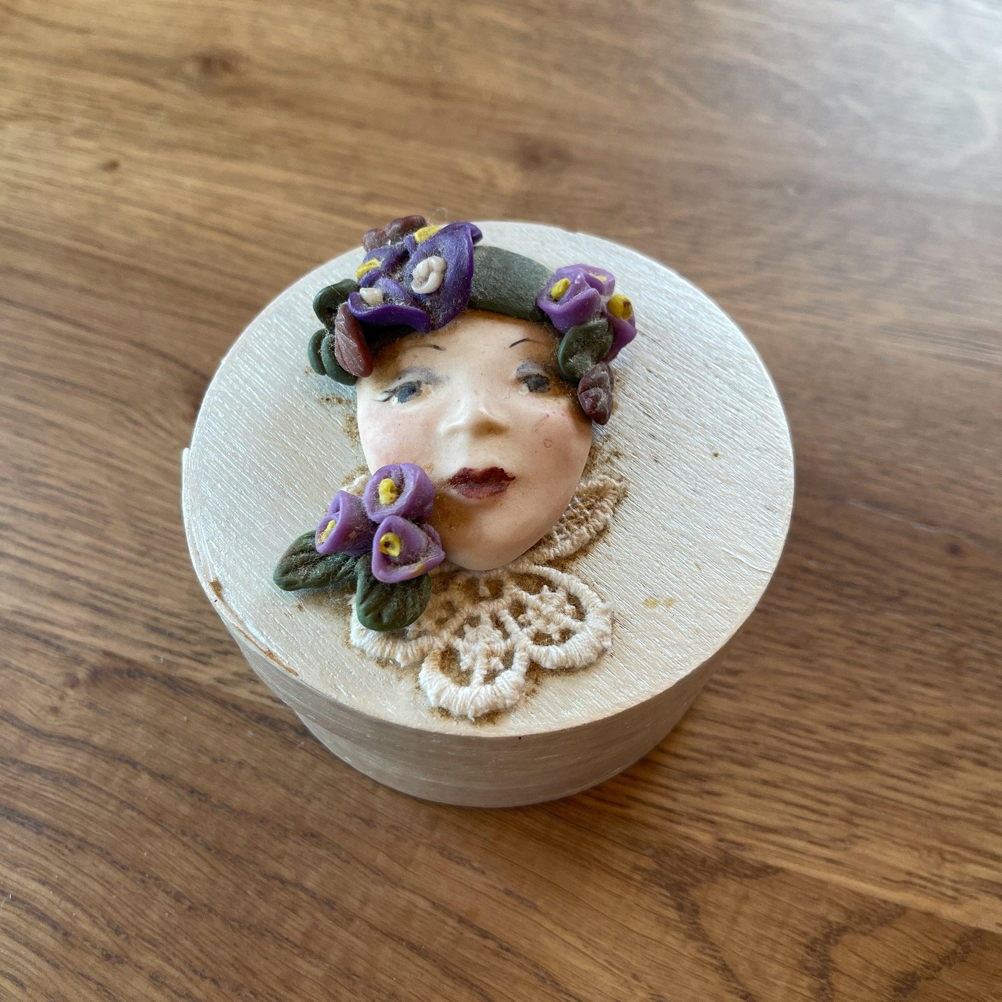 Houten doosje met stenen gezicht - Bamestra Curiosa