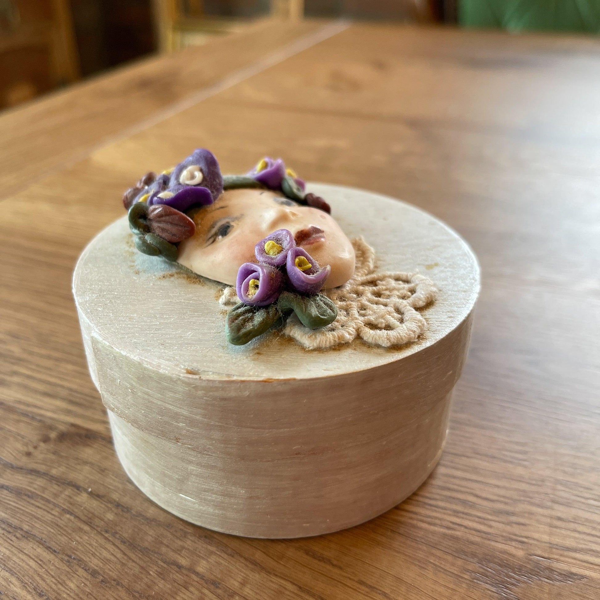 Houten doosje met stenen gezicht - Bamestra Curiosa