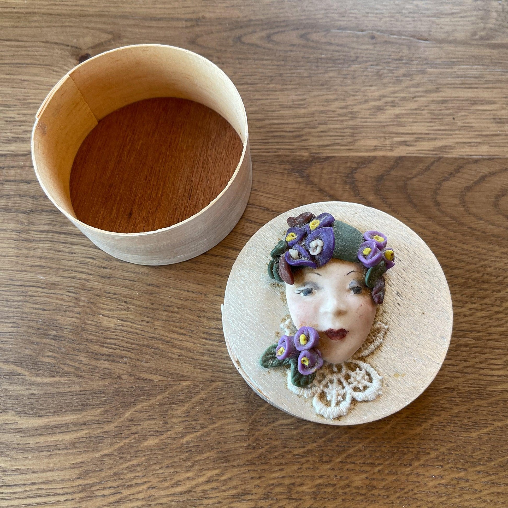 Houten doosje met stenen gezicht - Bamestra Curiosa