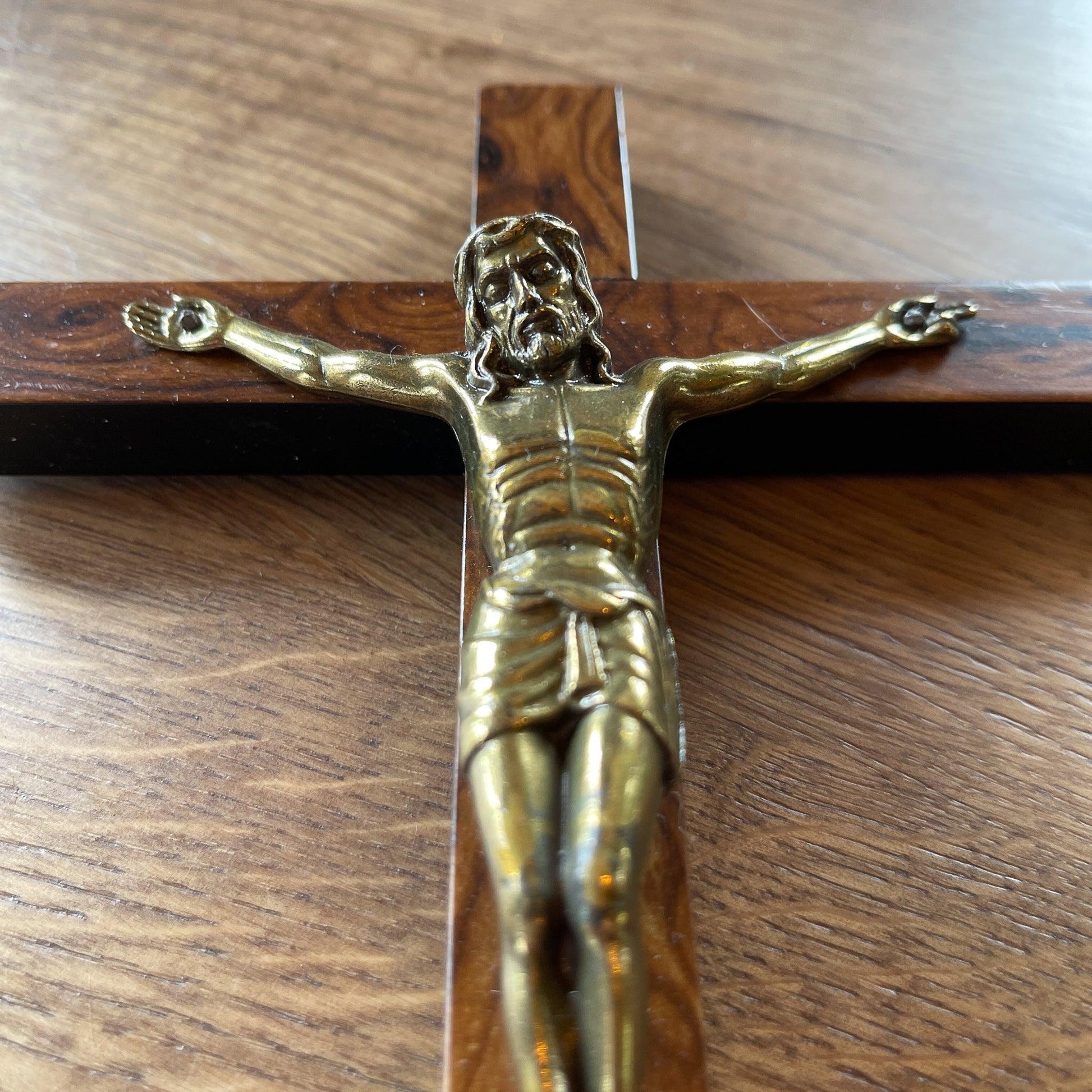 Houten kruis met Jezus - Bamestra Curiosa