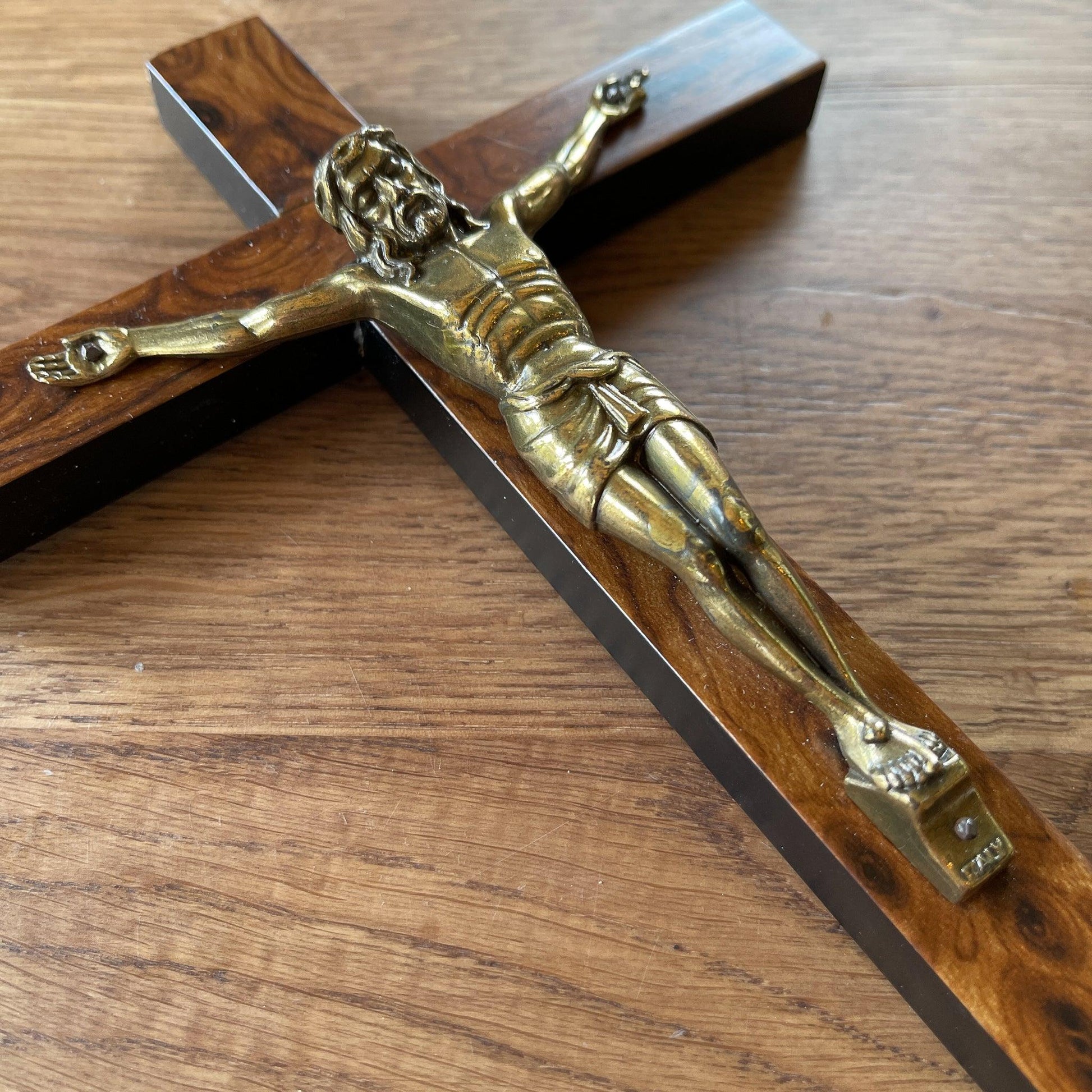 Houten kruis met Jezus - Bamestra Curiosa