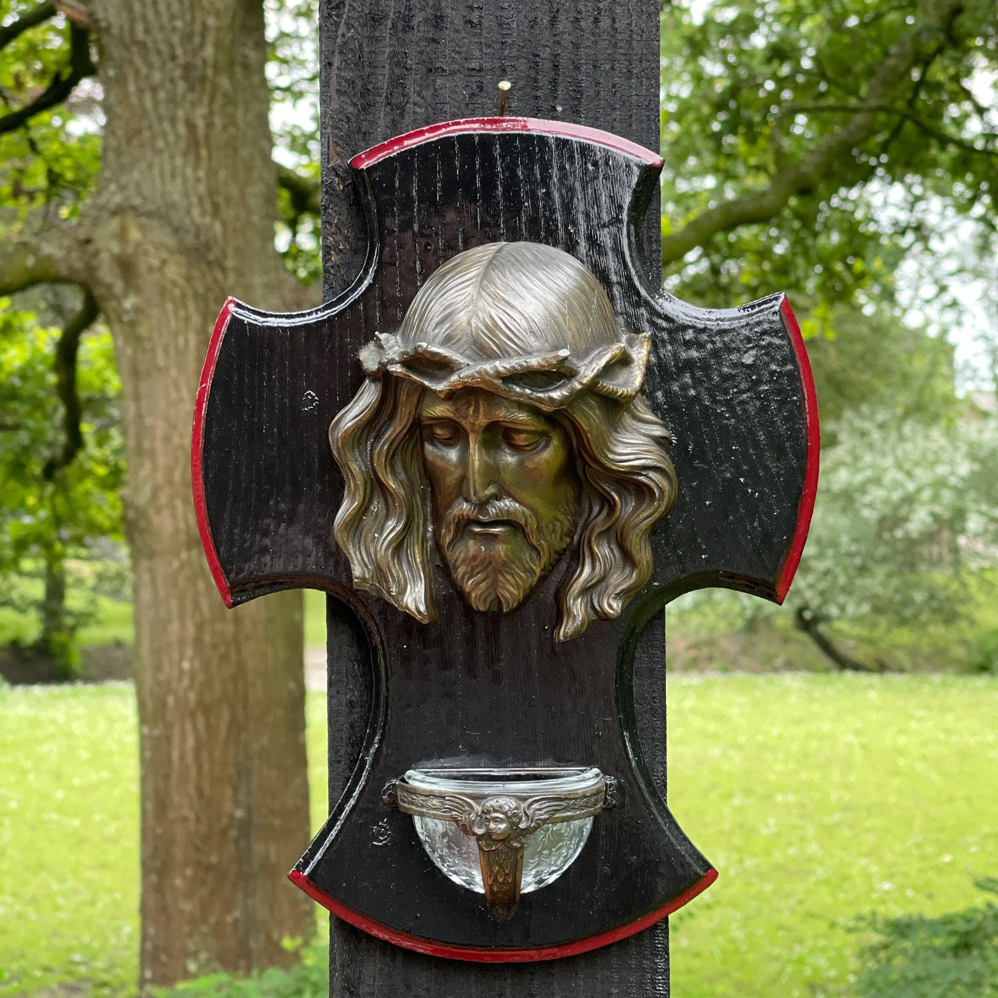 Houten kruis met Jezus en wijwaterbakje - Bamestra Curiosa