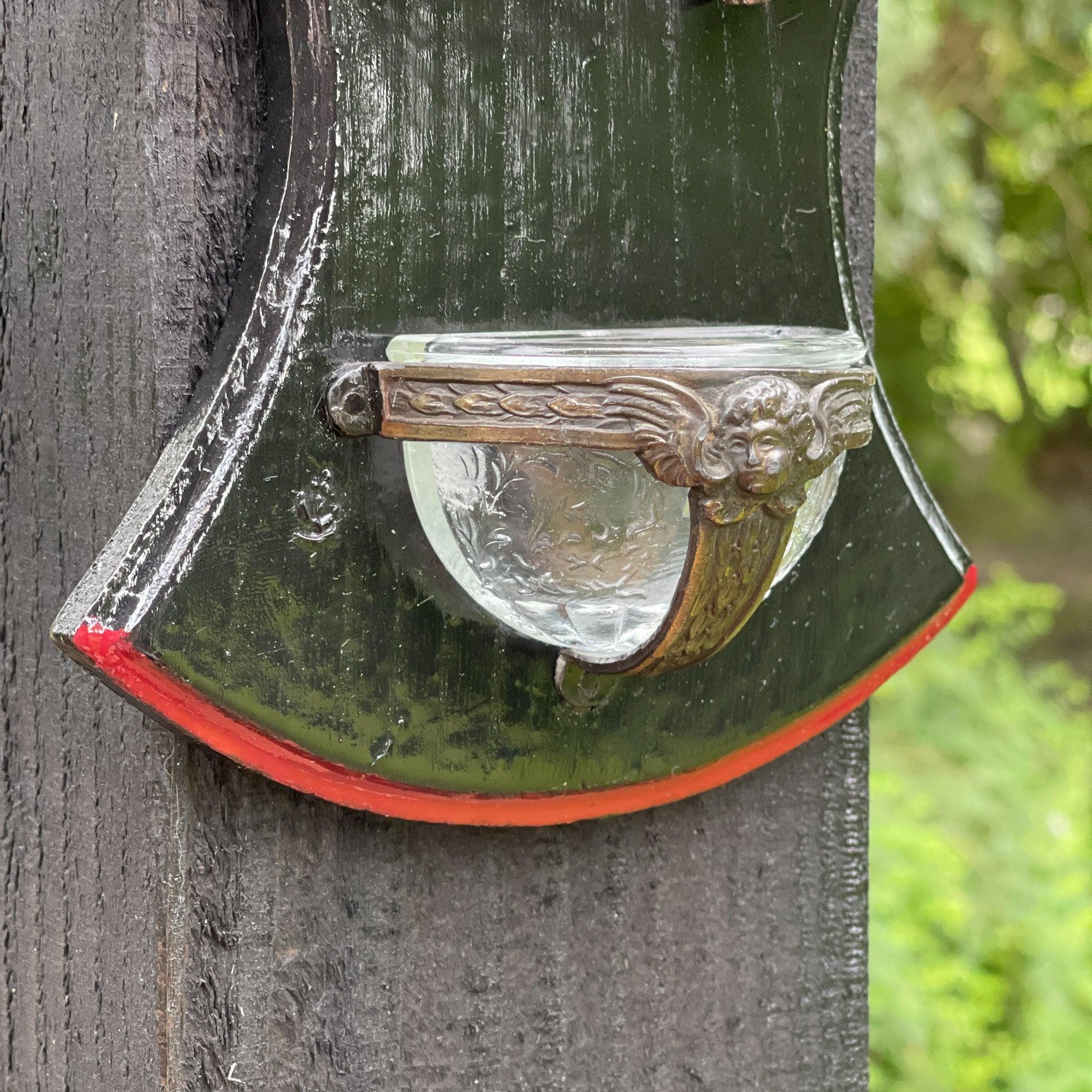 Houten kruis met Jezus en wijwaterbakje - Bamestra Curiosa