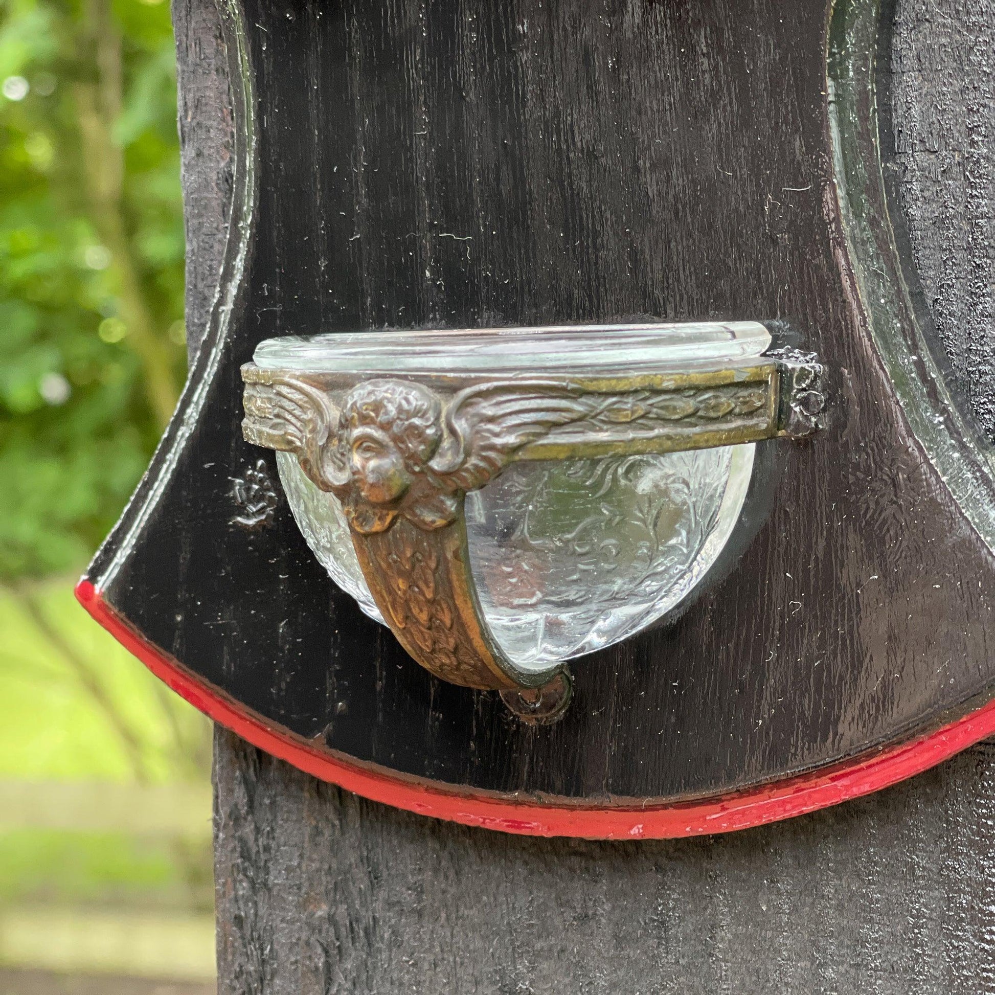 Houten kruis met Jezus en wijwaterbakje - Bamestra Curiosa