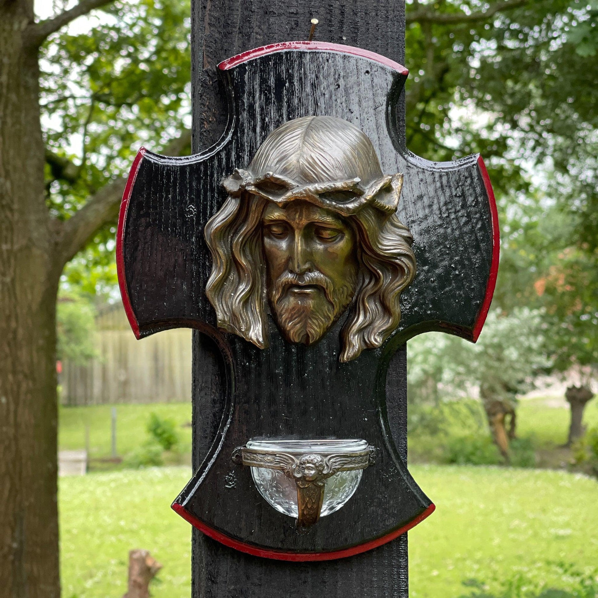 Houten kruis met Jezus en wijwaterbakje - Bamestra Curiosa