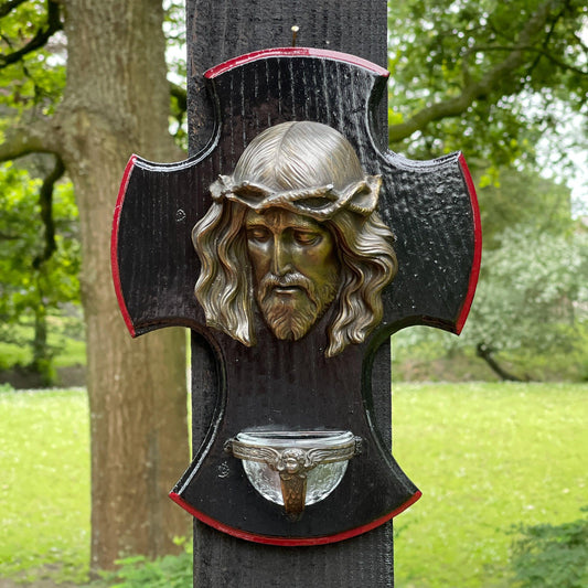 Houten kruis met Jezus en wijwaterbakje - Bamestra Curiosa