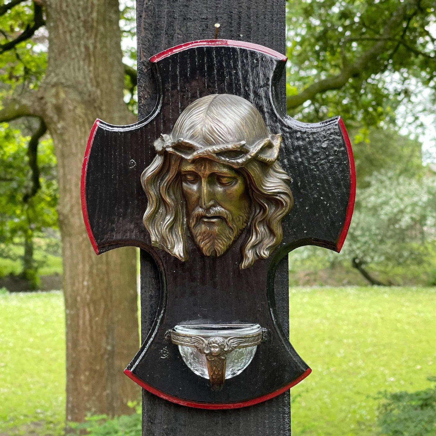 Houten kruis met Jezus en wijwaterbakje - Bamestra Curiosa