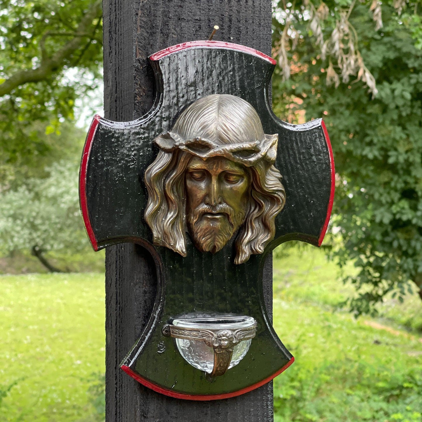 Houten kruis met Jezus en wijwaterbakje - Bamestra Curiosa