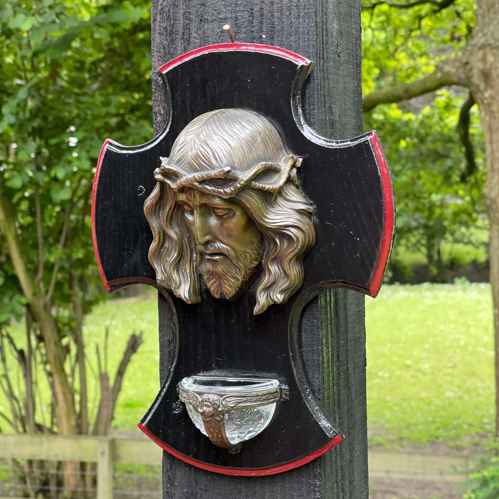 Houten kruis met Jezus en wijwaterbakje - Bamestra Curiosa