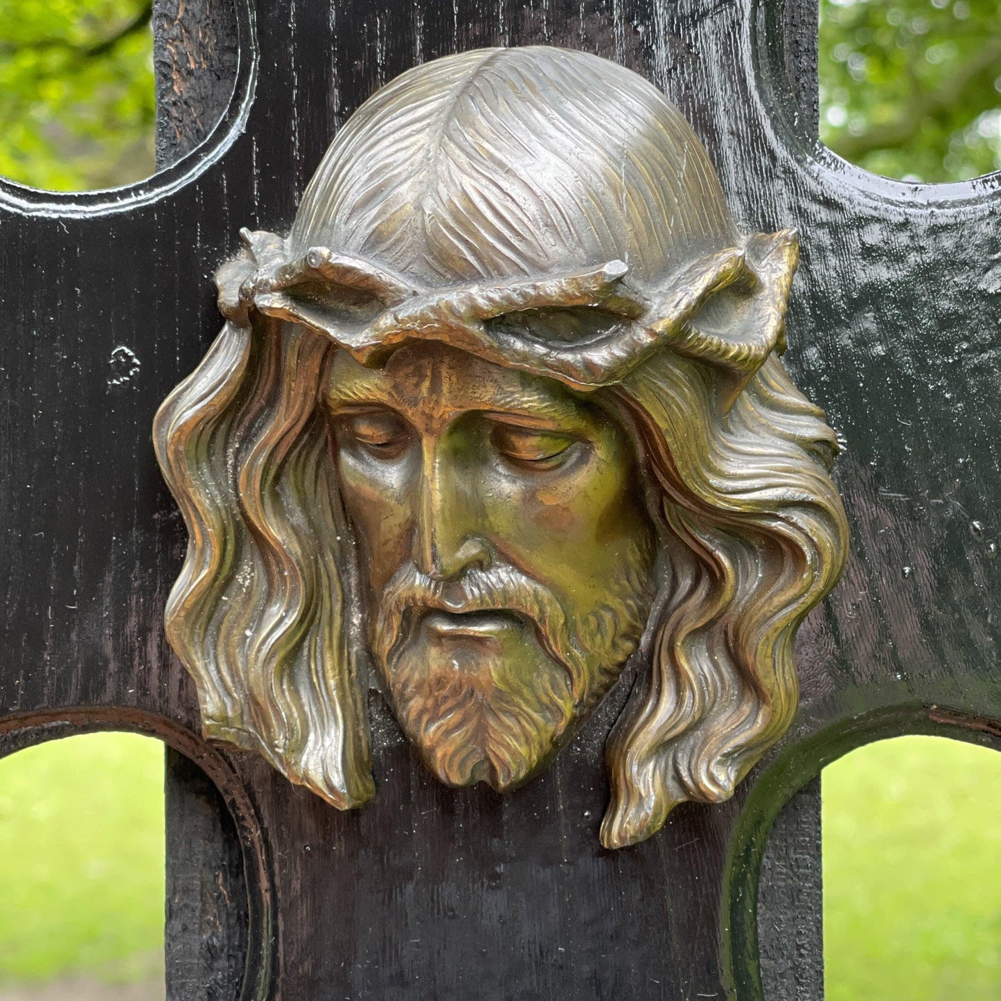 Houten kruis met Jezus en wijwaterbakje - Bamestra Curiosa