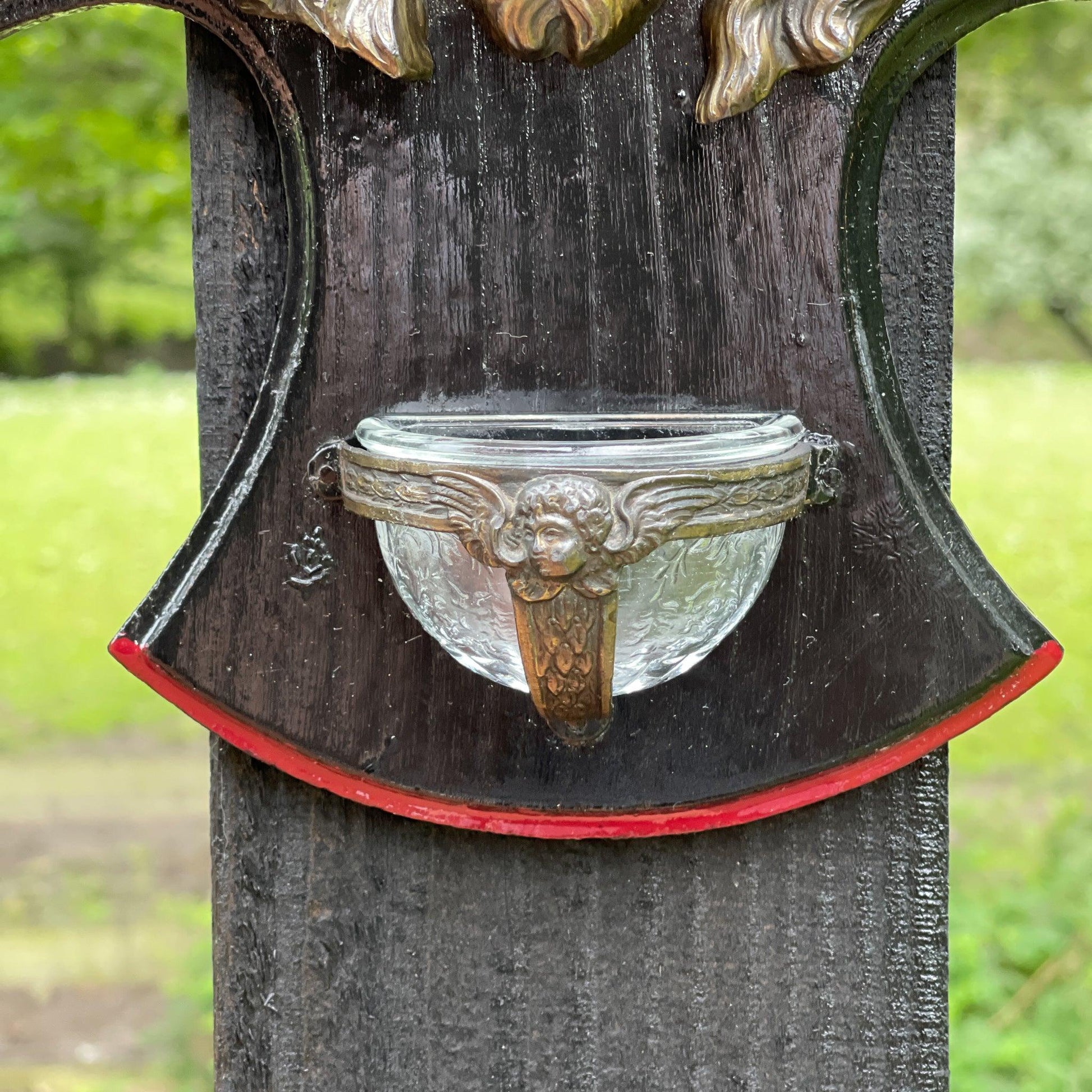 Houten kruis met Jezus en wijwaterbakje - Bamestra Curiosa