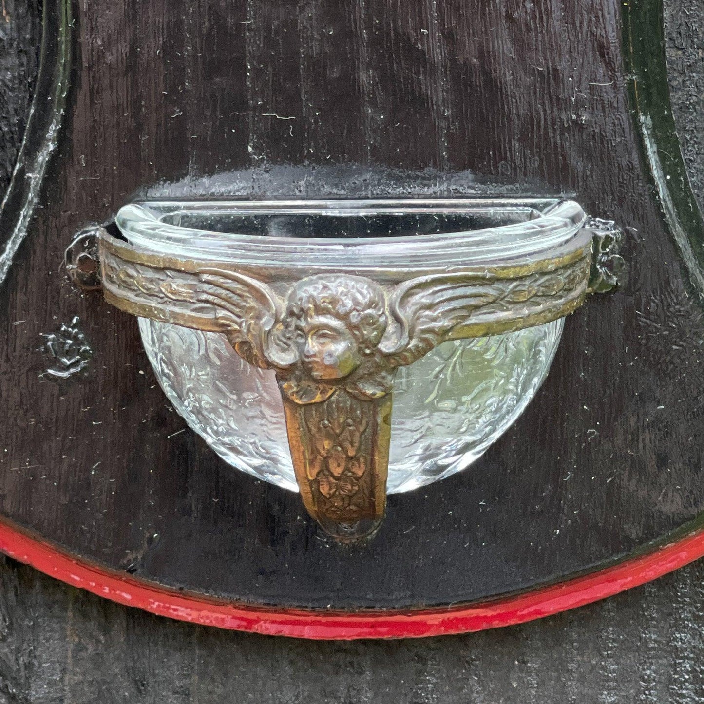 Houten kruis met Jezus en wijwaterbakje - Bamestra Curiosa