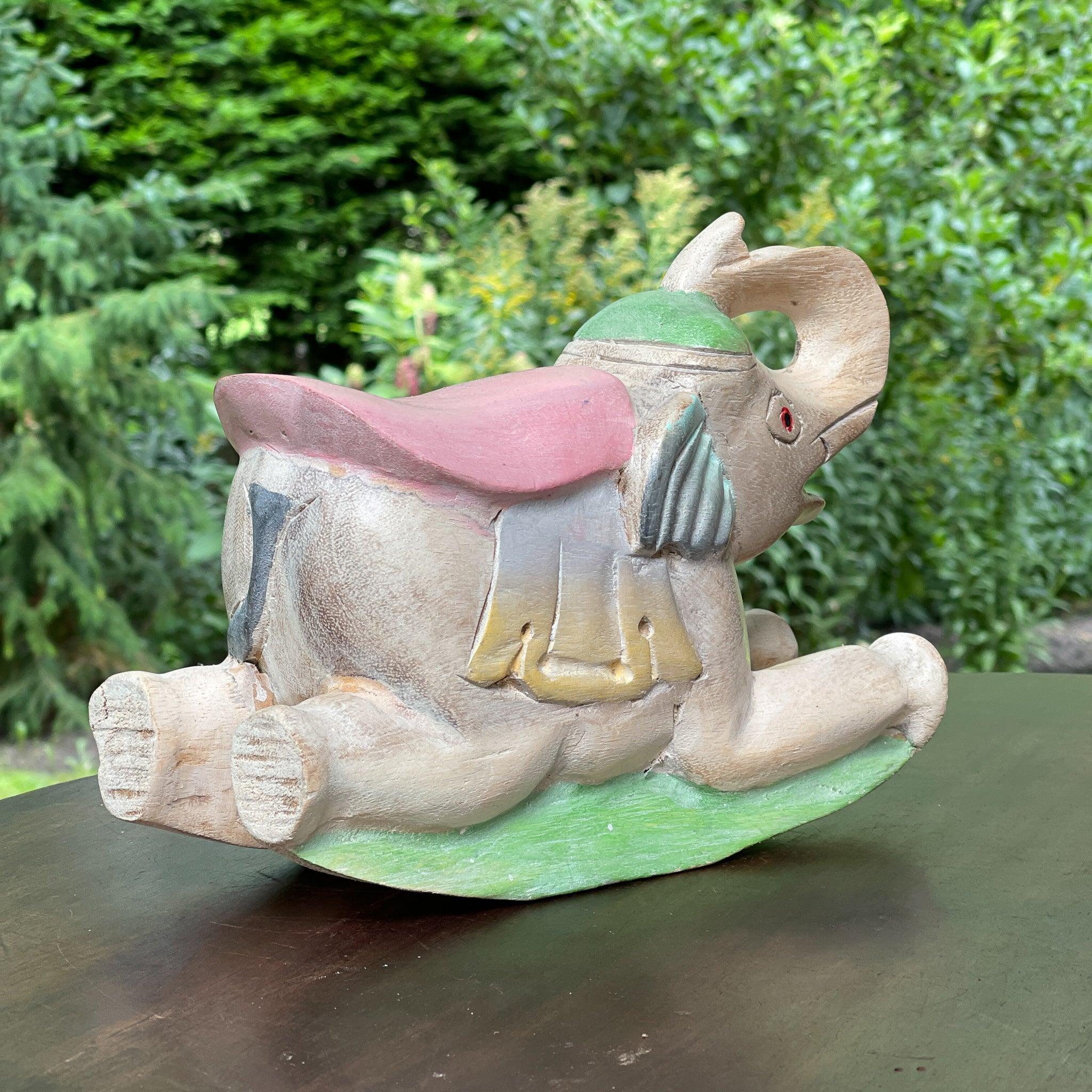 Houten olifant in pastelkleuren - The Collectionist