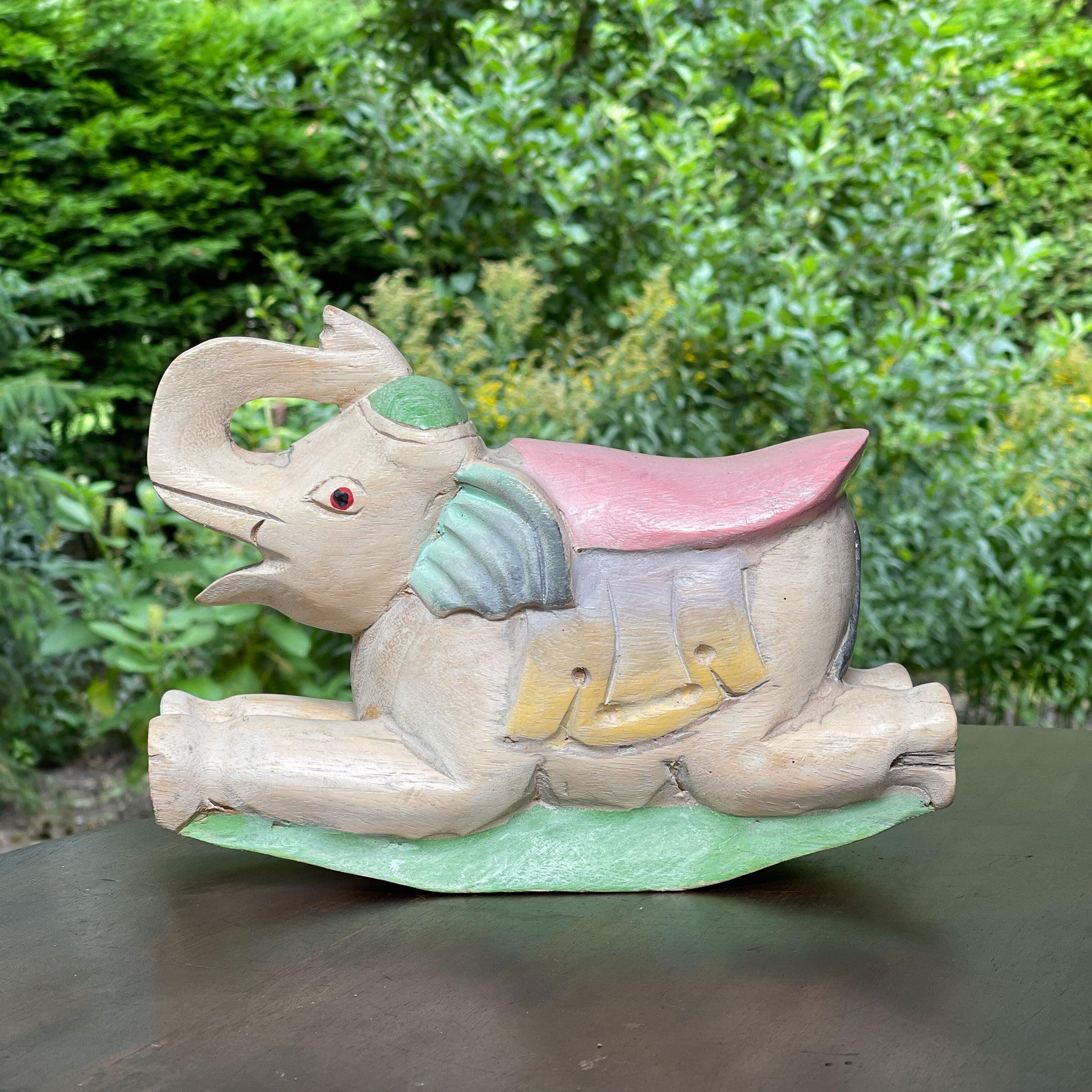 Houten olifant in pastelkleuren - The Collectionist