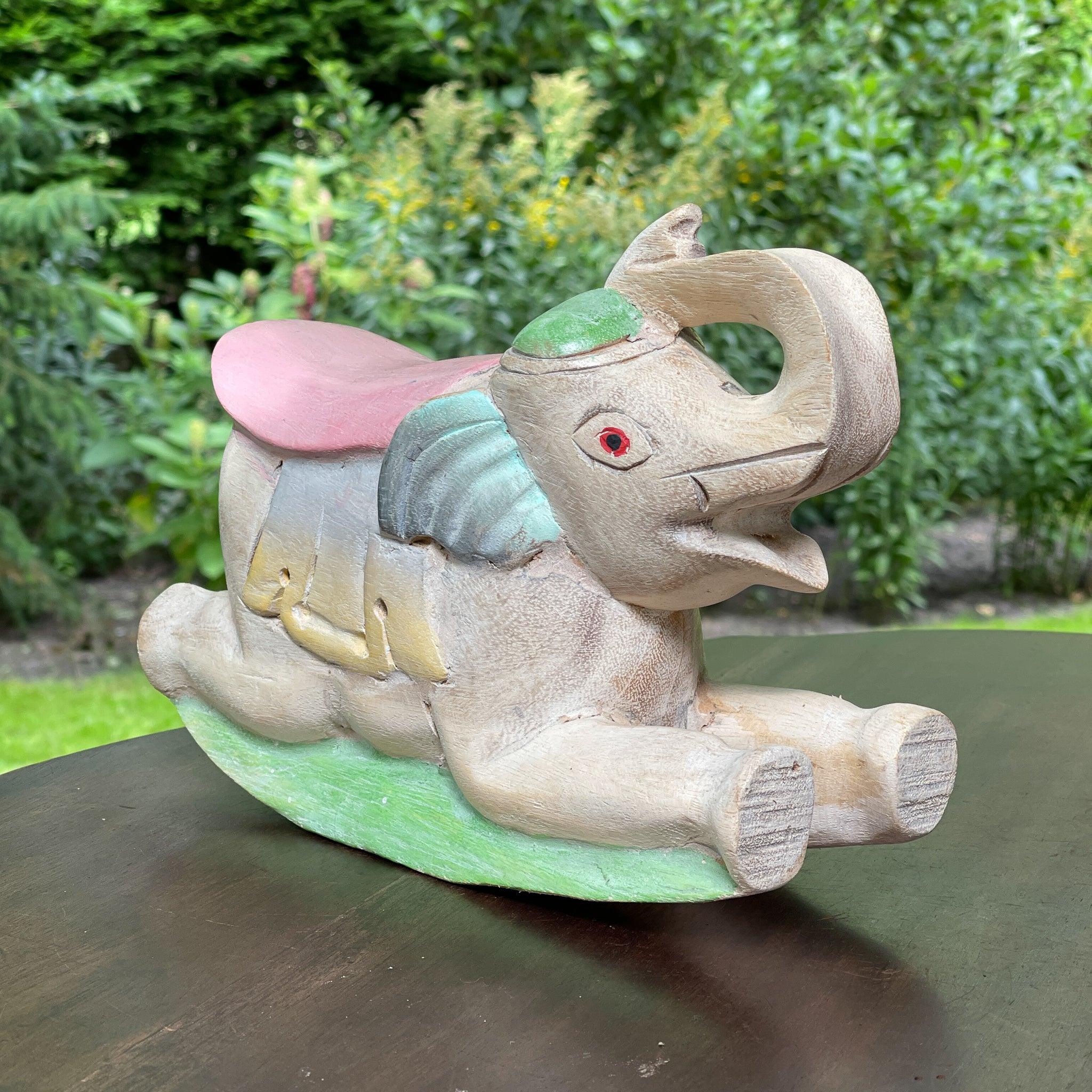Houten olifant in pastelkleuren - The Collectionist