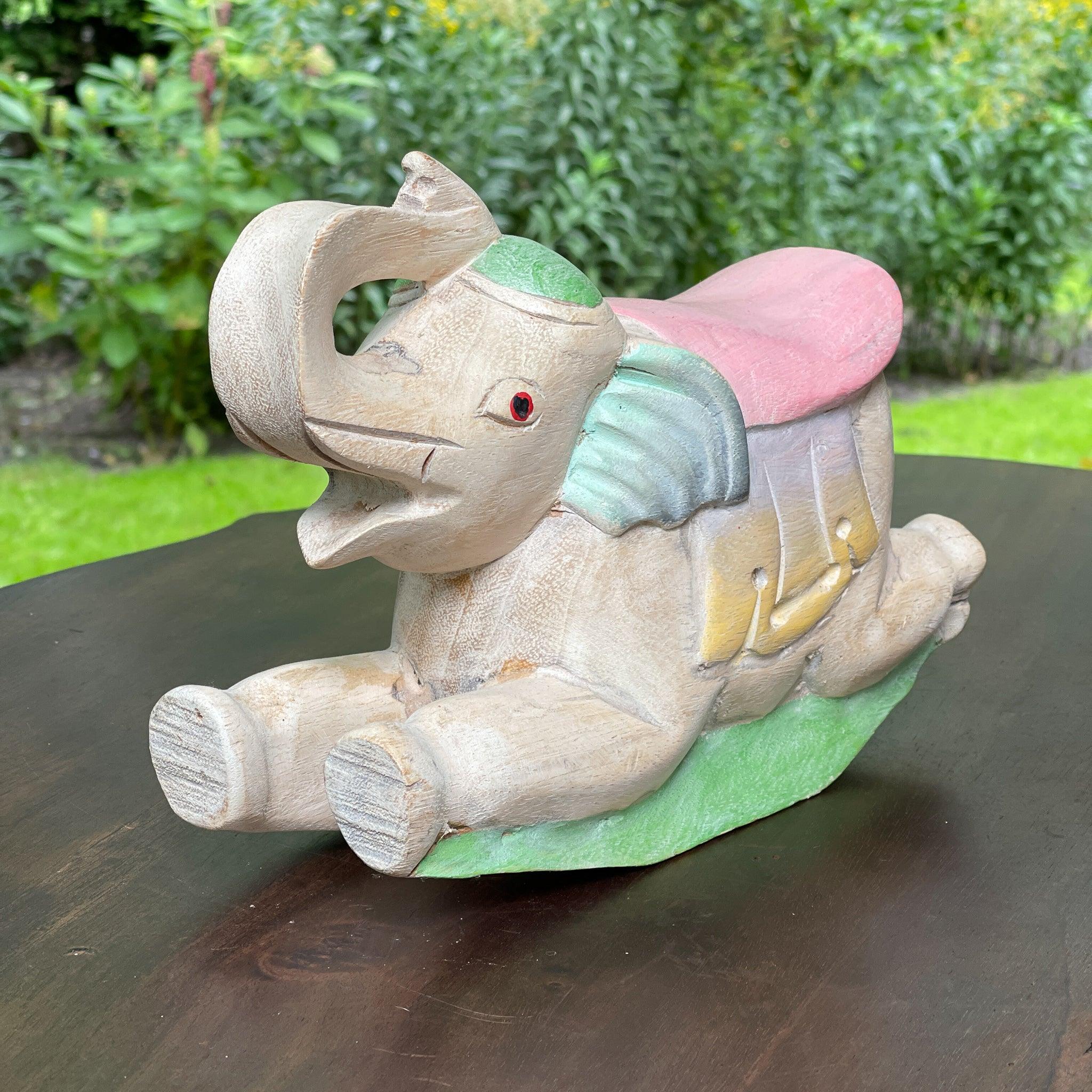 Houten olifant in pastelkleuren - The Collectionist