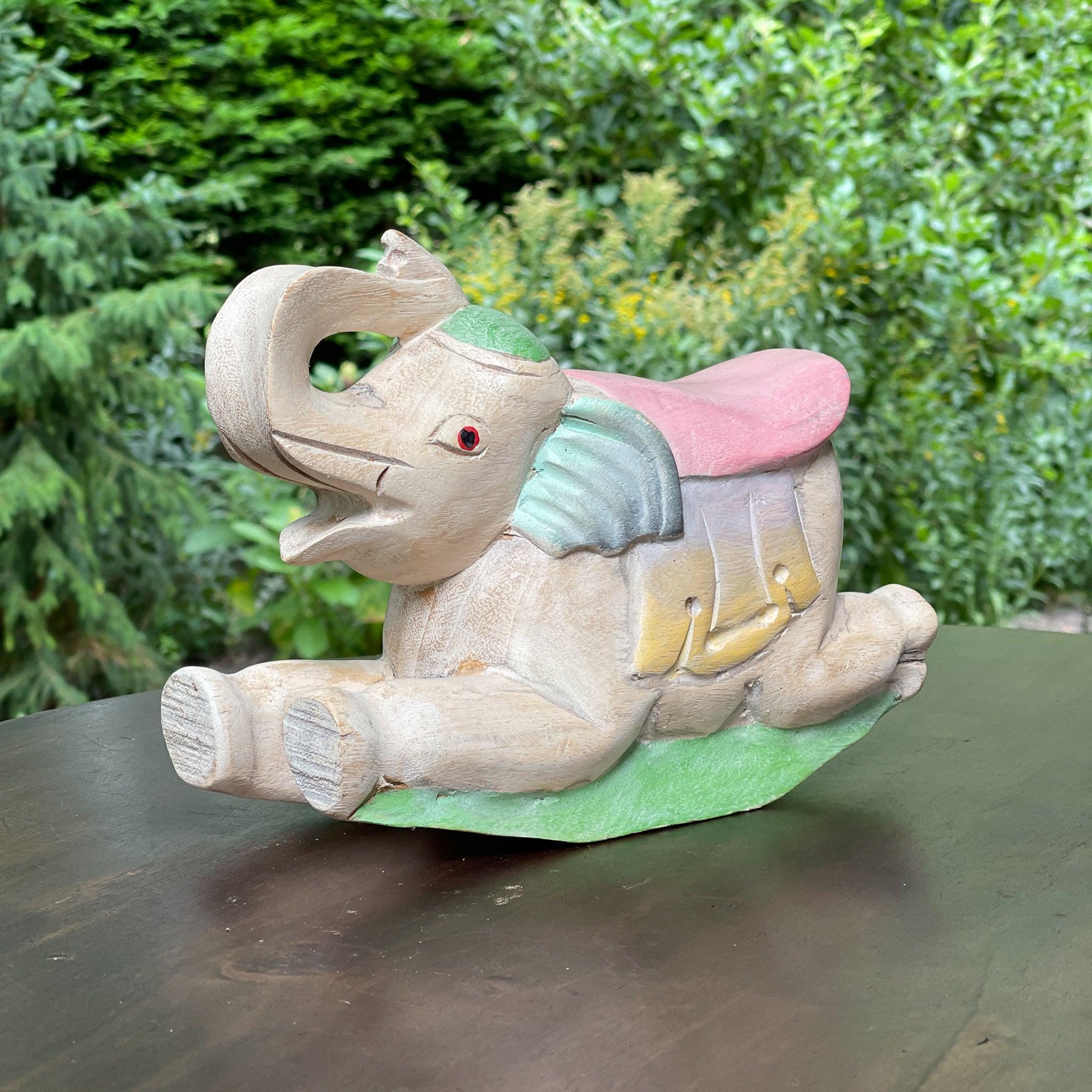 Houten olifant in pastelkleuren - The Collectionist