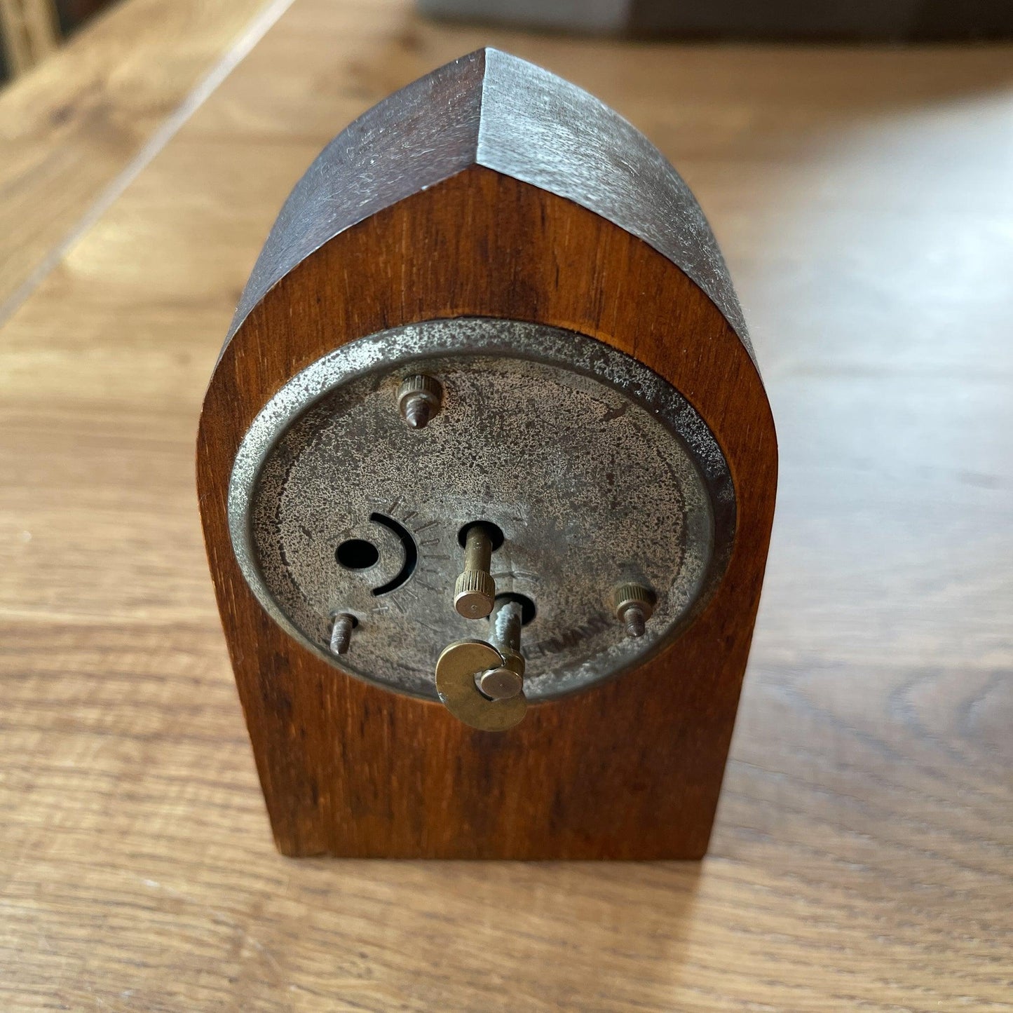 Houten tafel klokje - Bamestra Curiosa