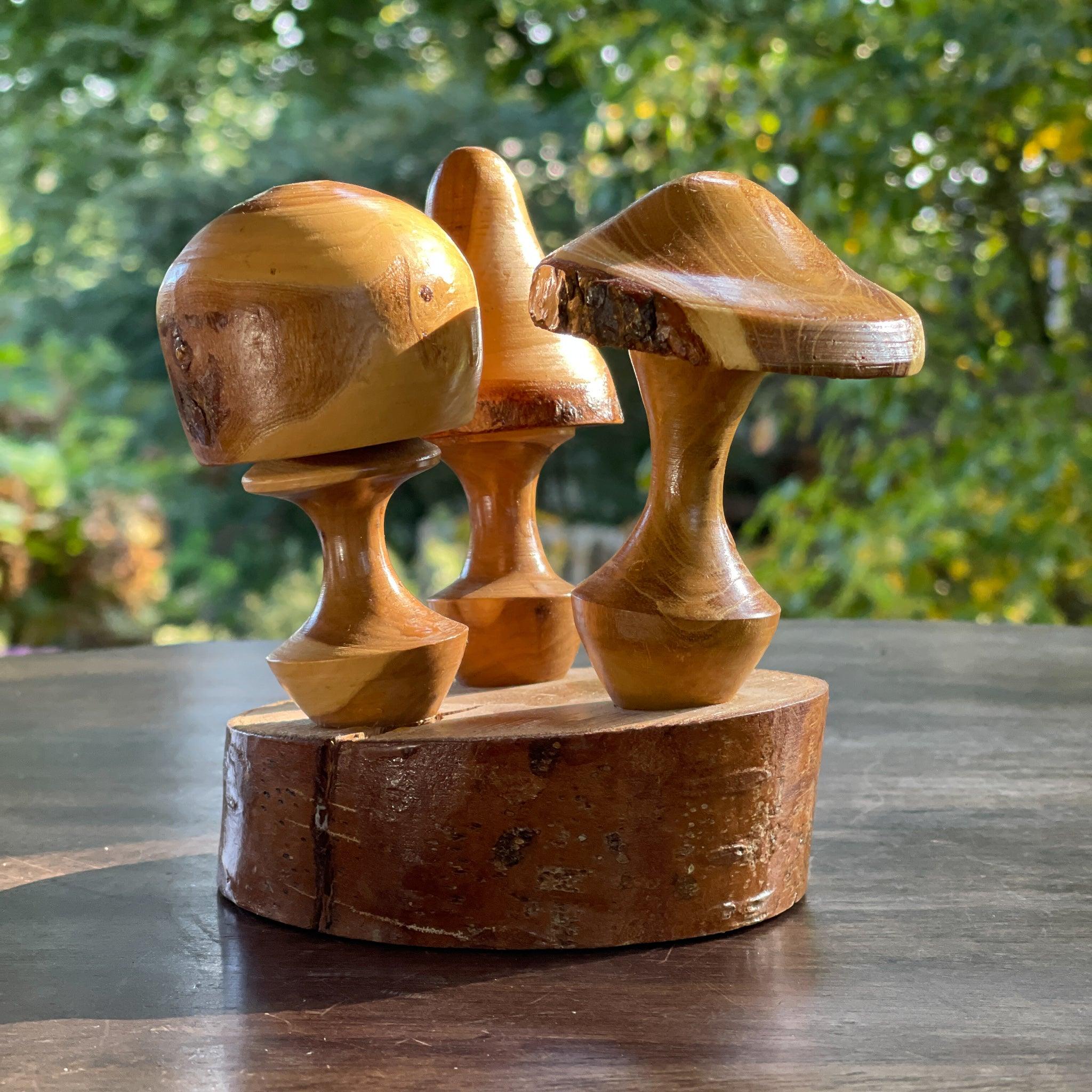 Houtsnijwerk paddestoelen op boomstam - The Collectionist