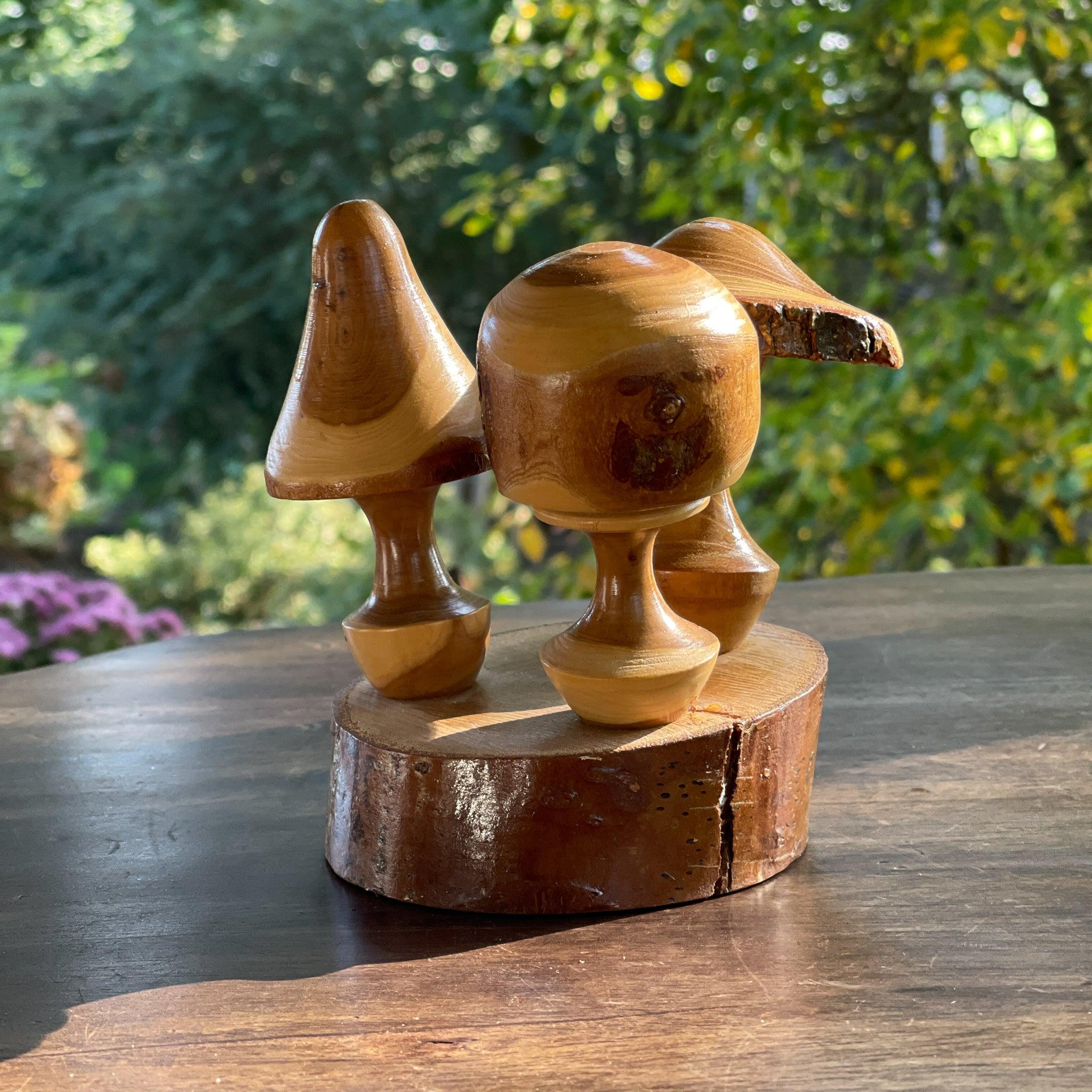 Houtsnijwerk paddestoelen op boomstam - The Collectionist