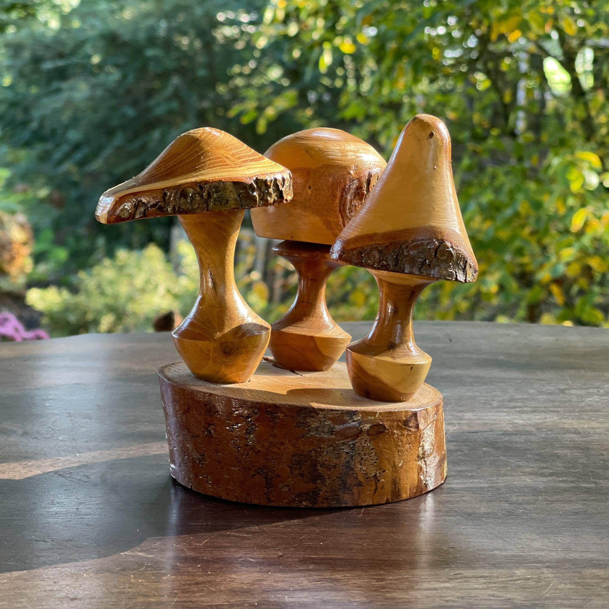 Houtsnijwerk paddestoelen op boomstam - The Collectionist