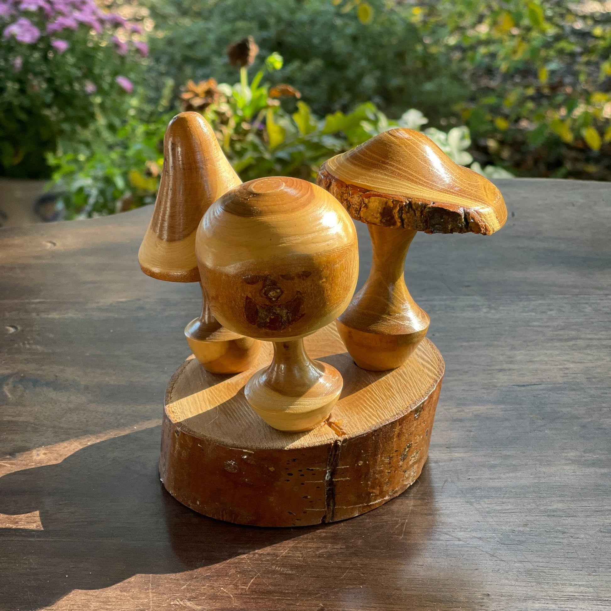 Houtsnijwerk paddestoelen op boomstam - Bamestra Curiosa