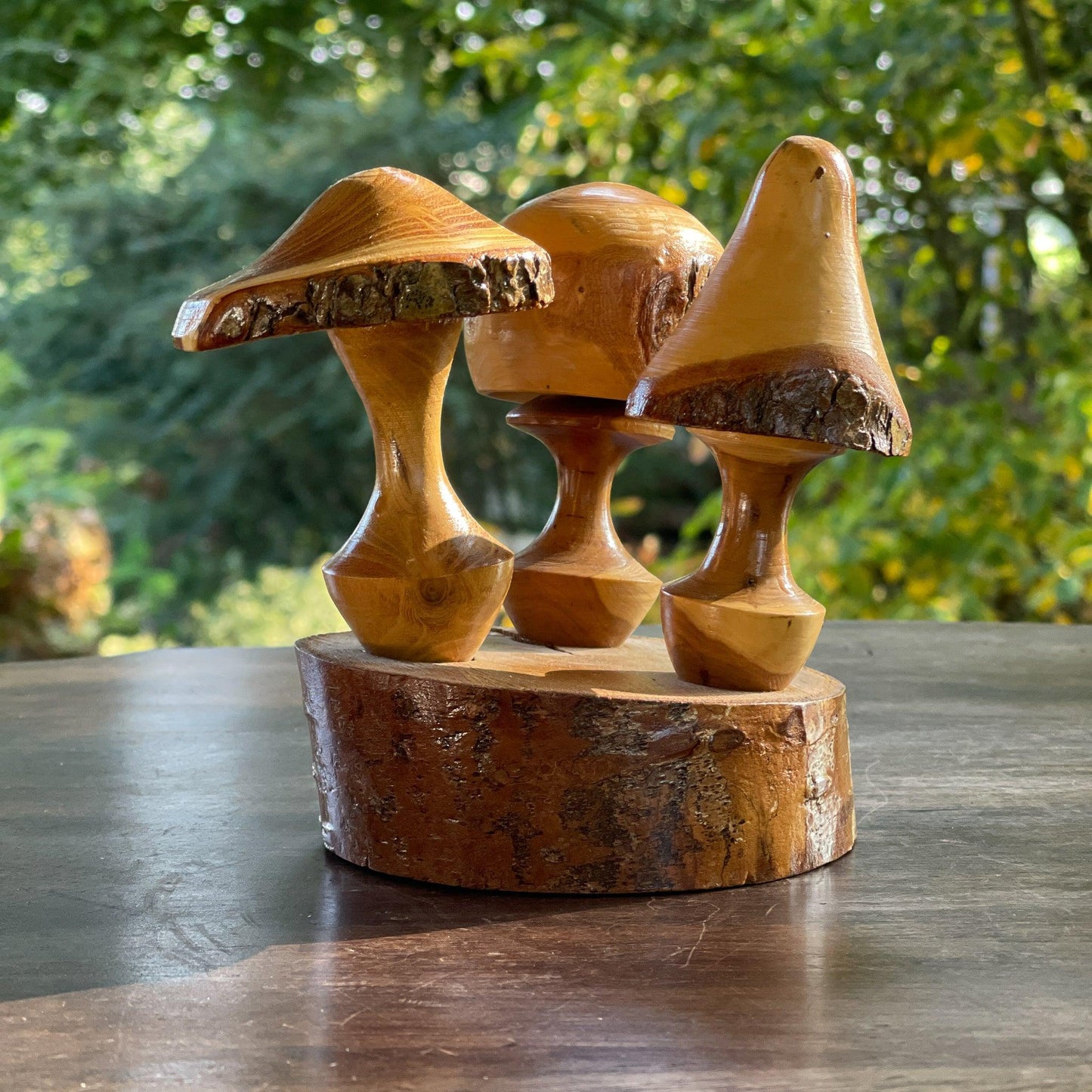 Houtsnijwerk paddestoelen op boomstam - Bamestra Curiosa
