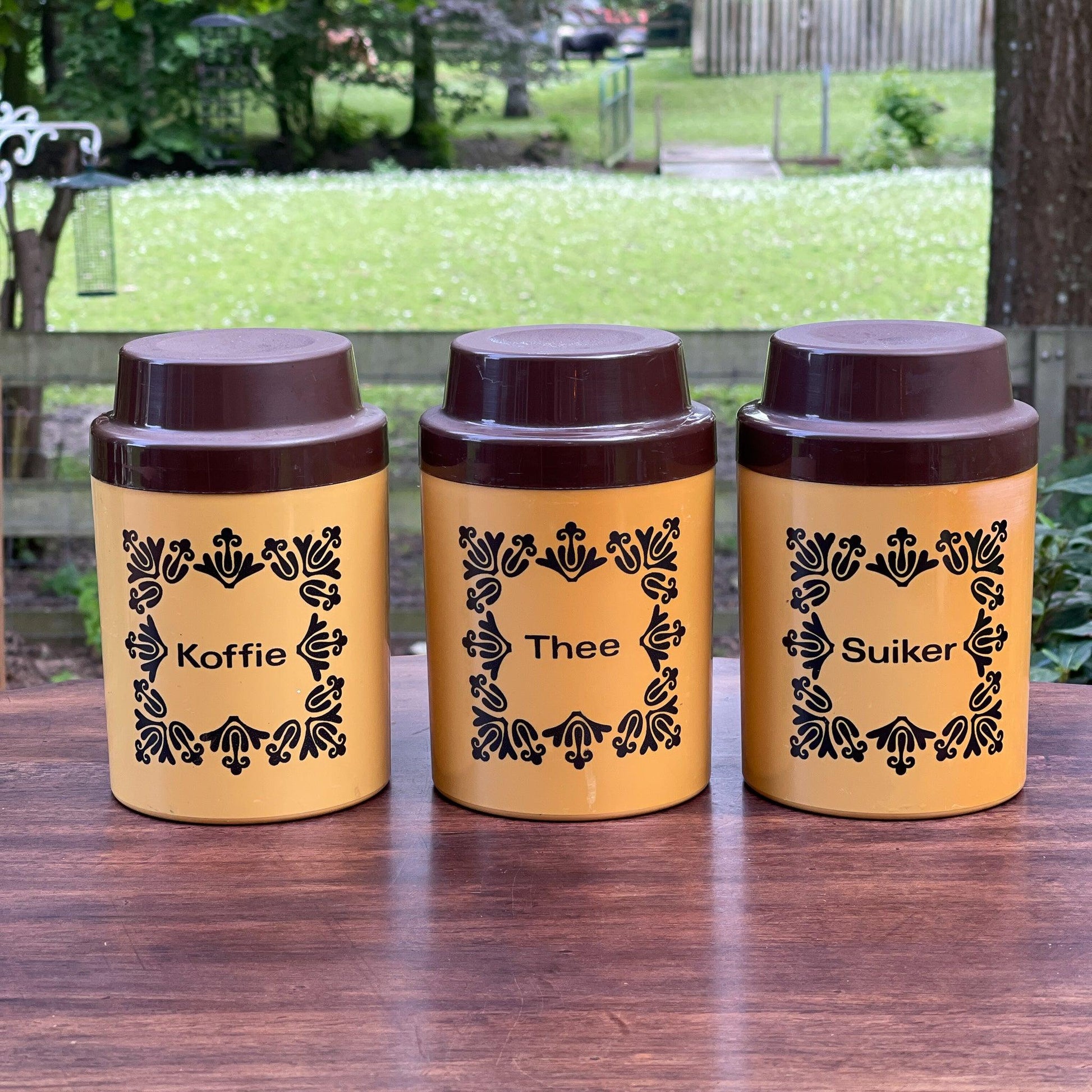 Jaren 70 plastic Koffie Thee Suiker bussen - Bamestra Curiosa