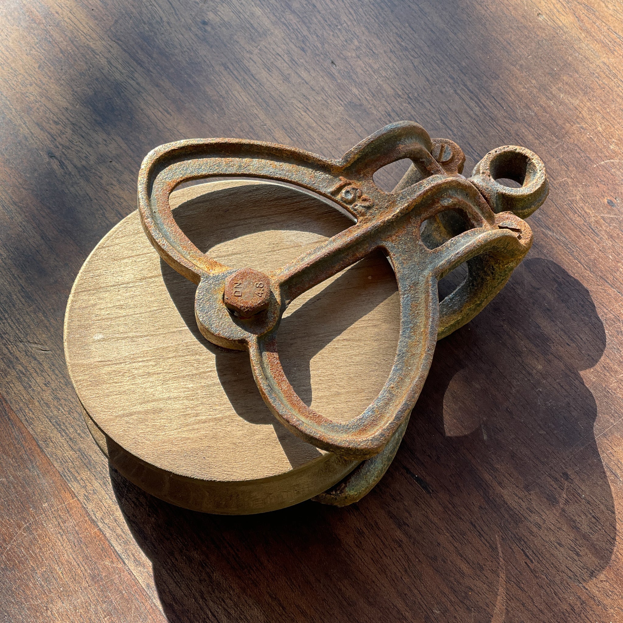 Katrol met houten wiel - The Collectionist