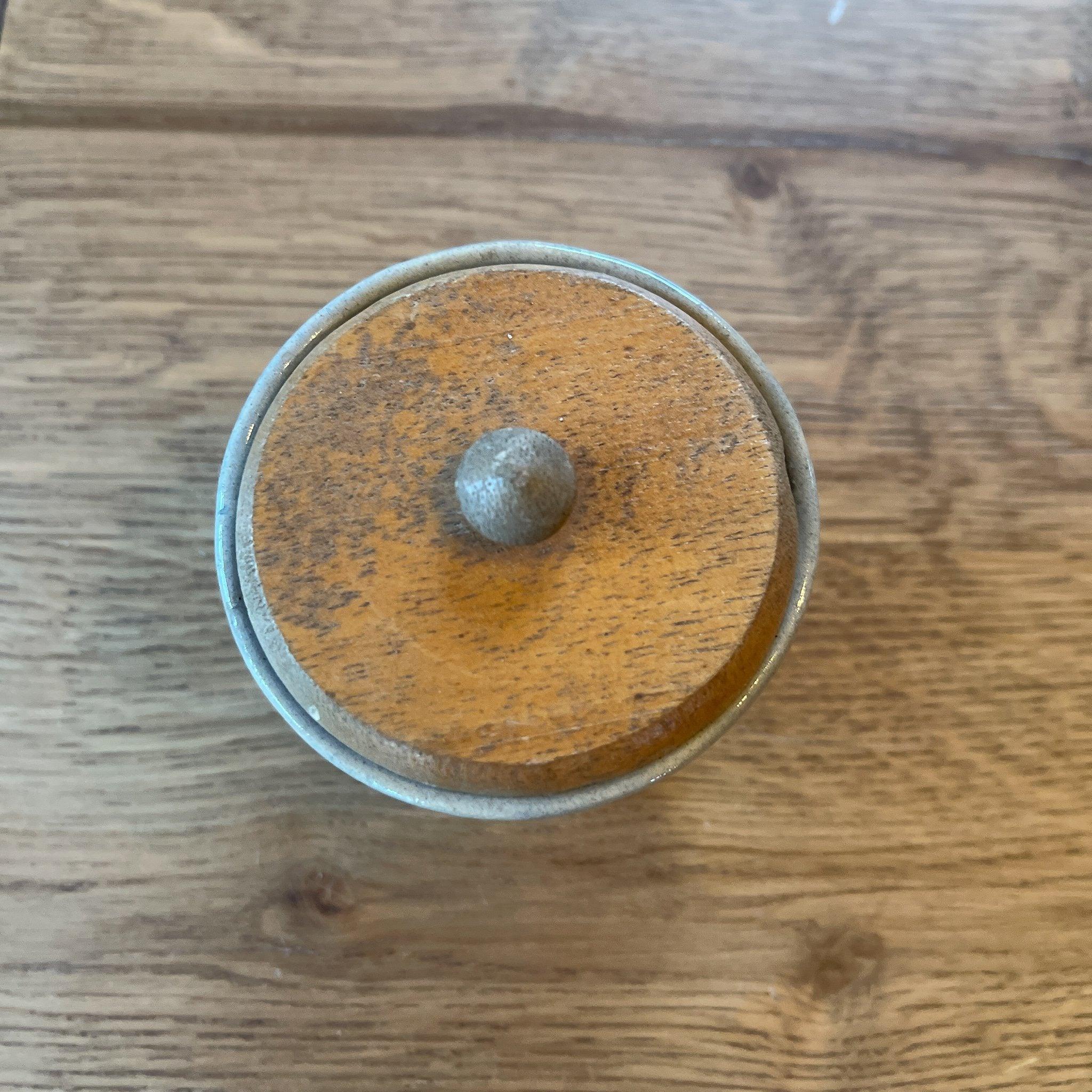Keuls aardewerk potje met houten dekseltje - The Collectionist