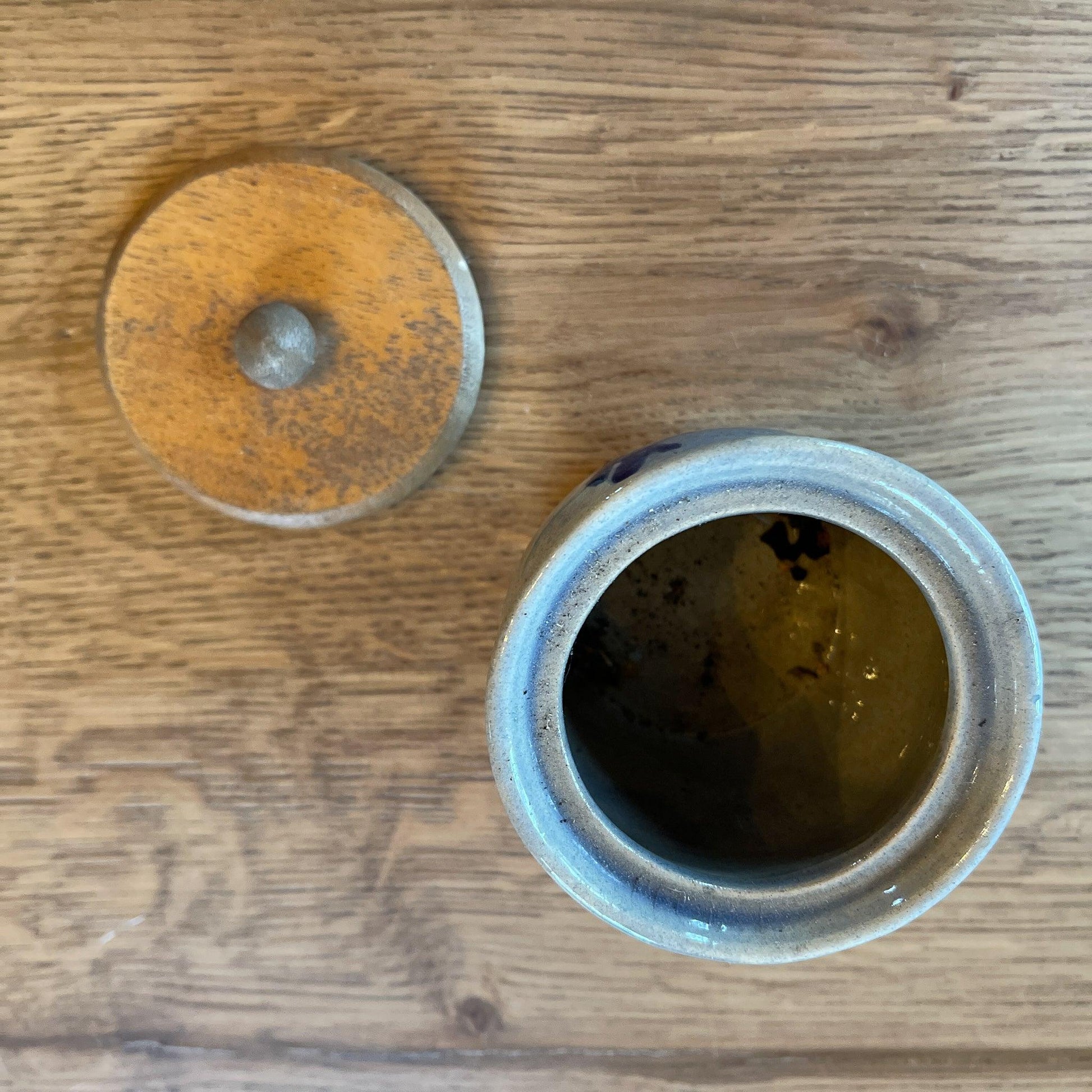 Keuls aardewerk potje met houten dekseltje - Bamestra Curiosa