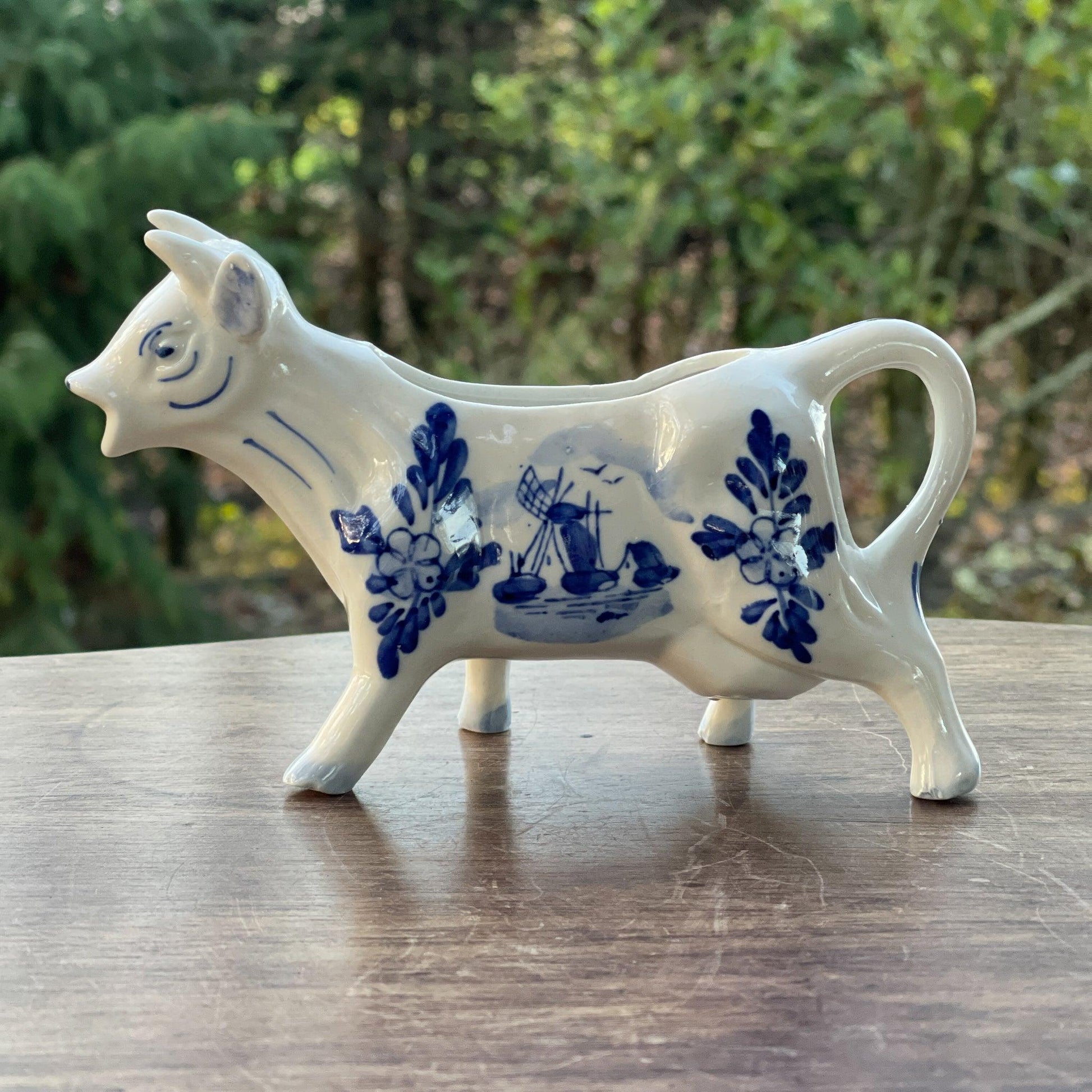 Koe melkkan in handgeschilderd Delfts Blauw - The Collectionist