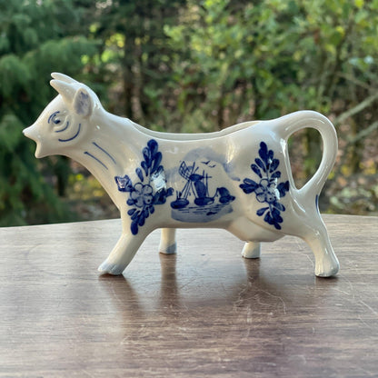Koe melkkan in handgeschilderd Delfts Blauw - The Collectionist