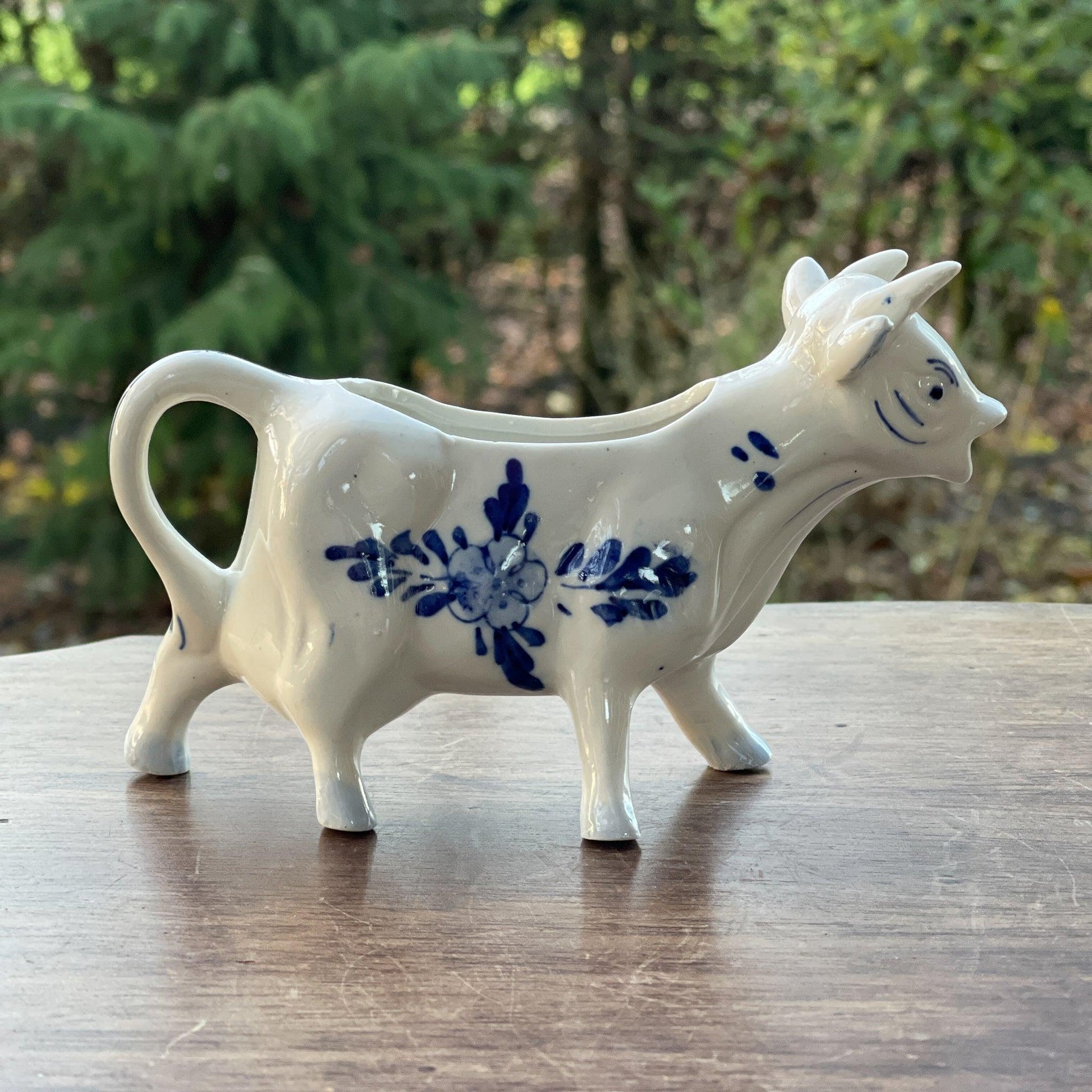 Koe melkkan in handgeschilderd Delfts Blauw - The Collectionist