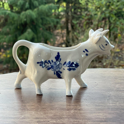 Koe melkkan in handgeschilderd Delfts Blauw - The Collectionist