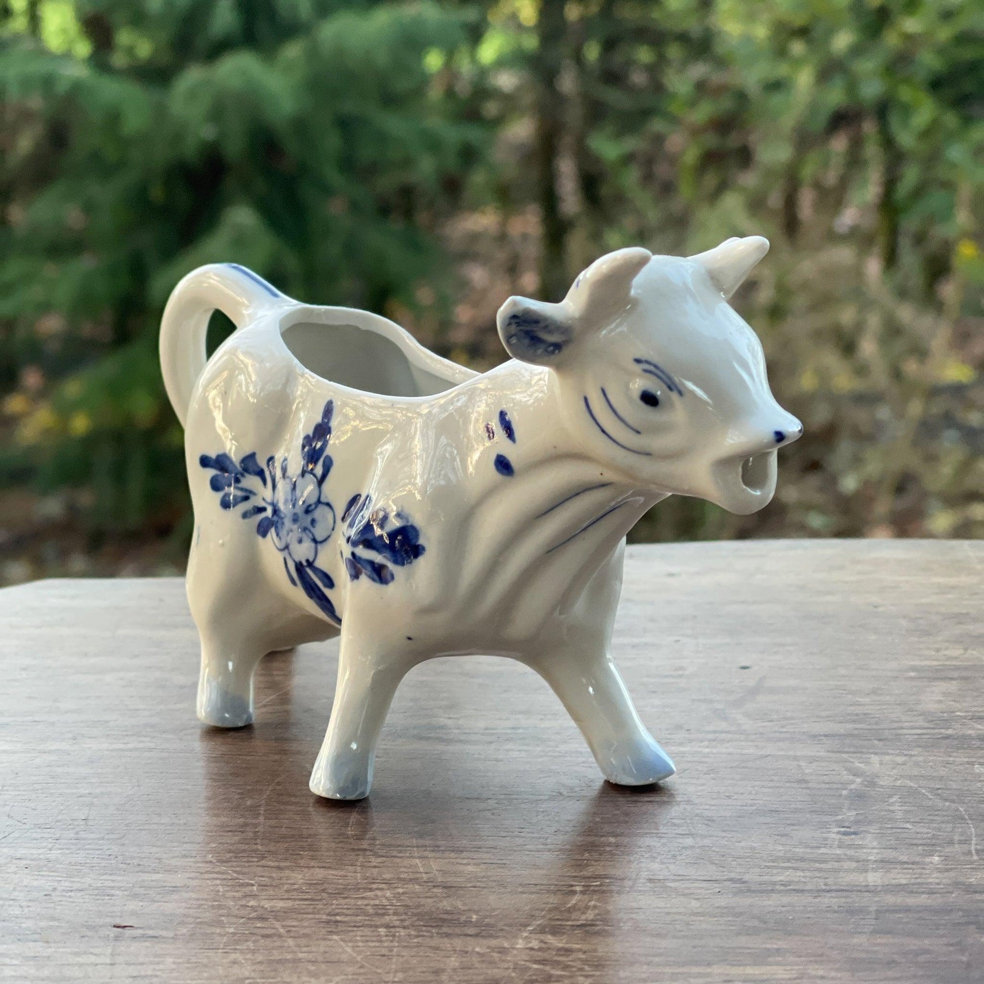 Koe melkkan in handgeschilderd Delfts Blauw - The Collectionist