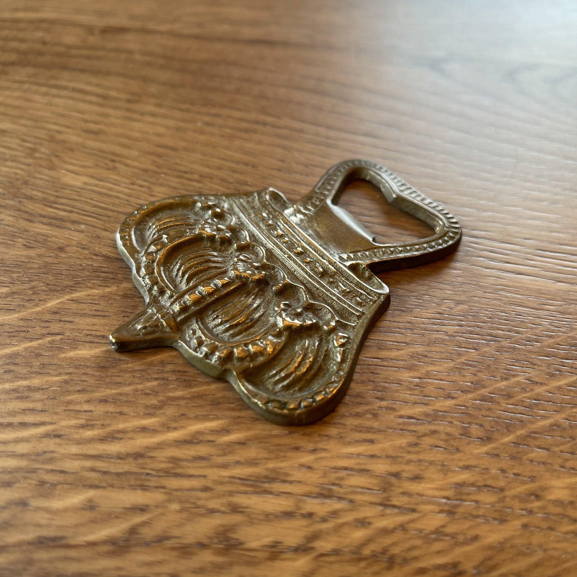 Koperen flesopener kroon - Bamestra Curiosa