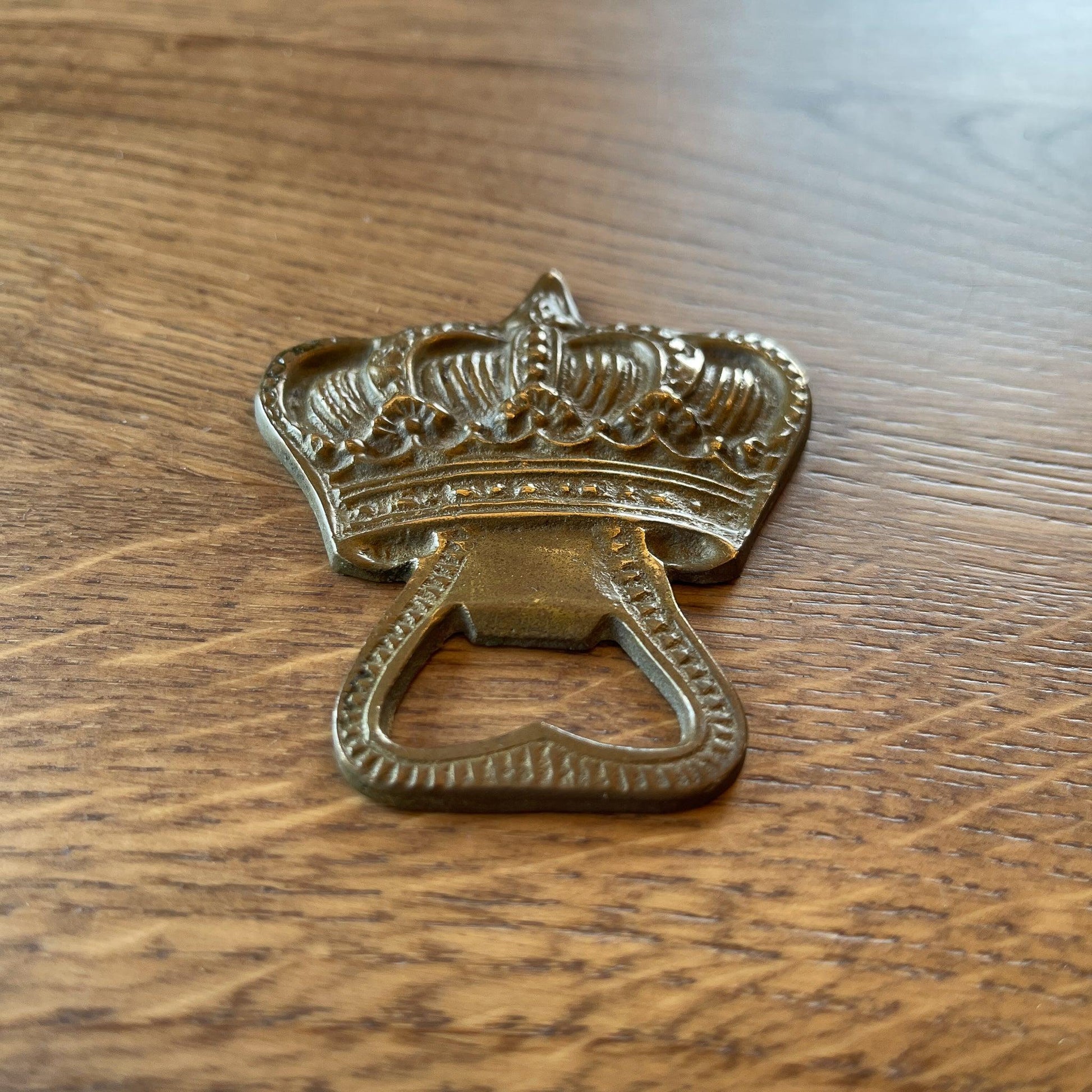 Koperen flesopener kroon - Bamestra Curiosa