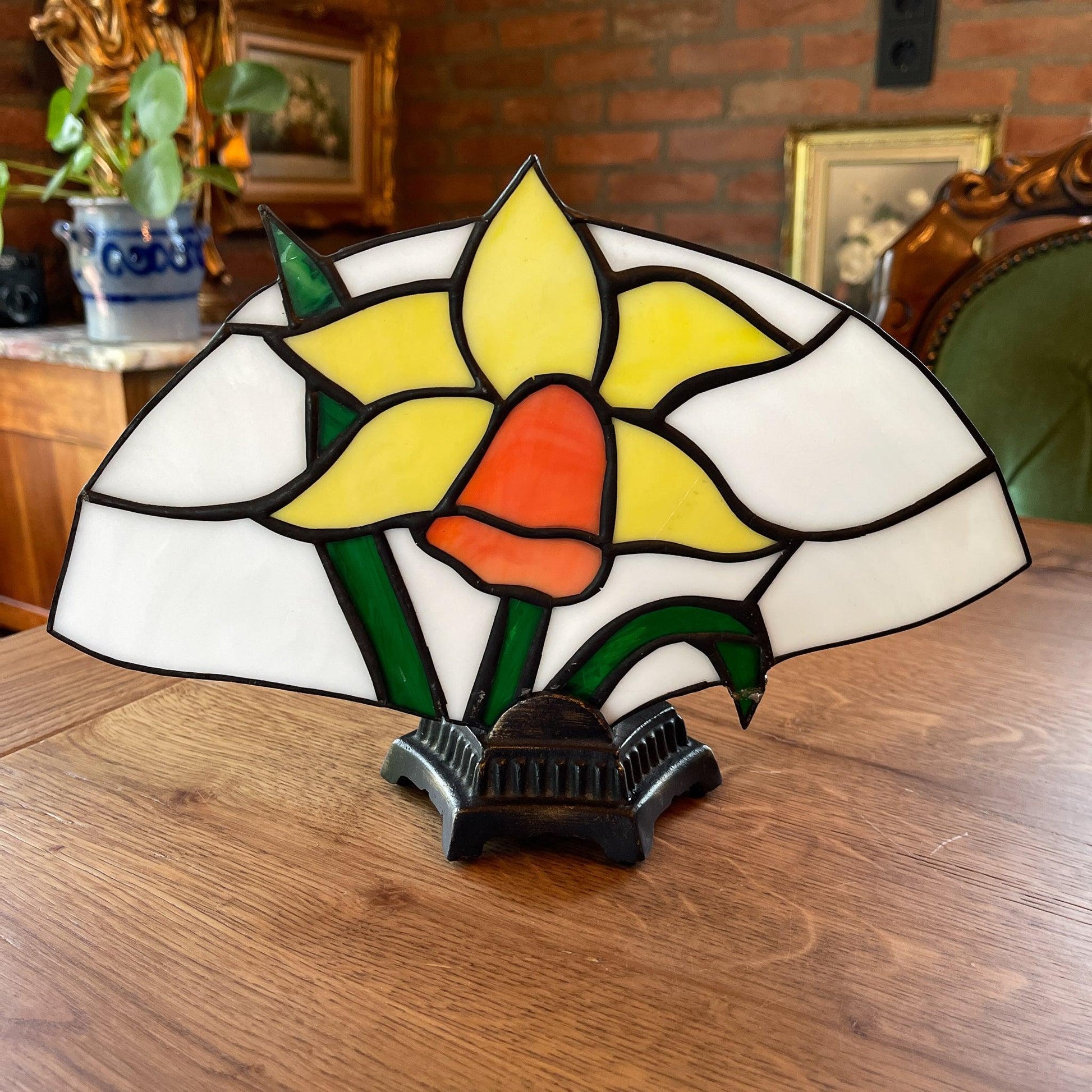 Lampje van Tiffany glas met Narcis - Bamestra Curiosa