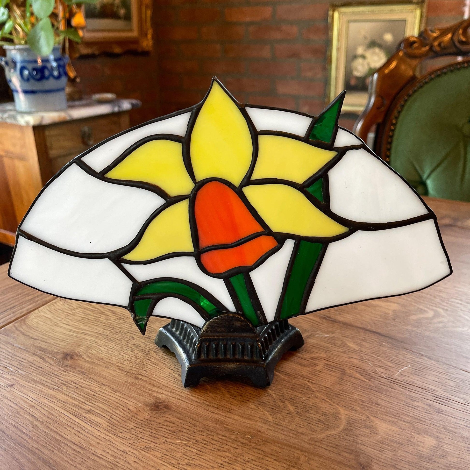 Lampje van Tiffany glas met Narcis - Bamestra Curiosa