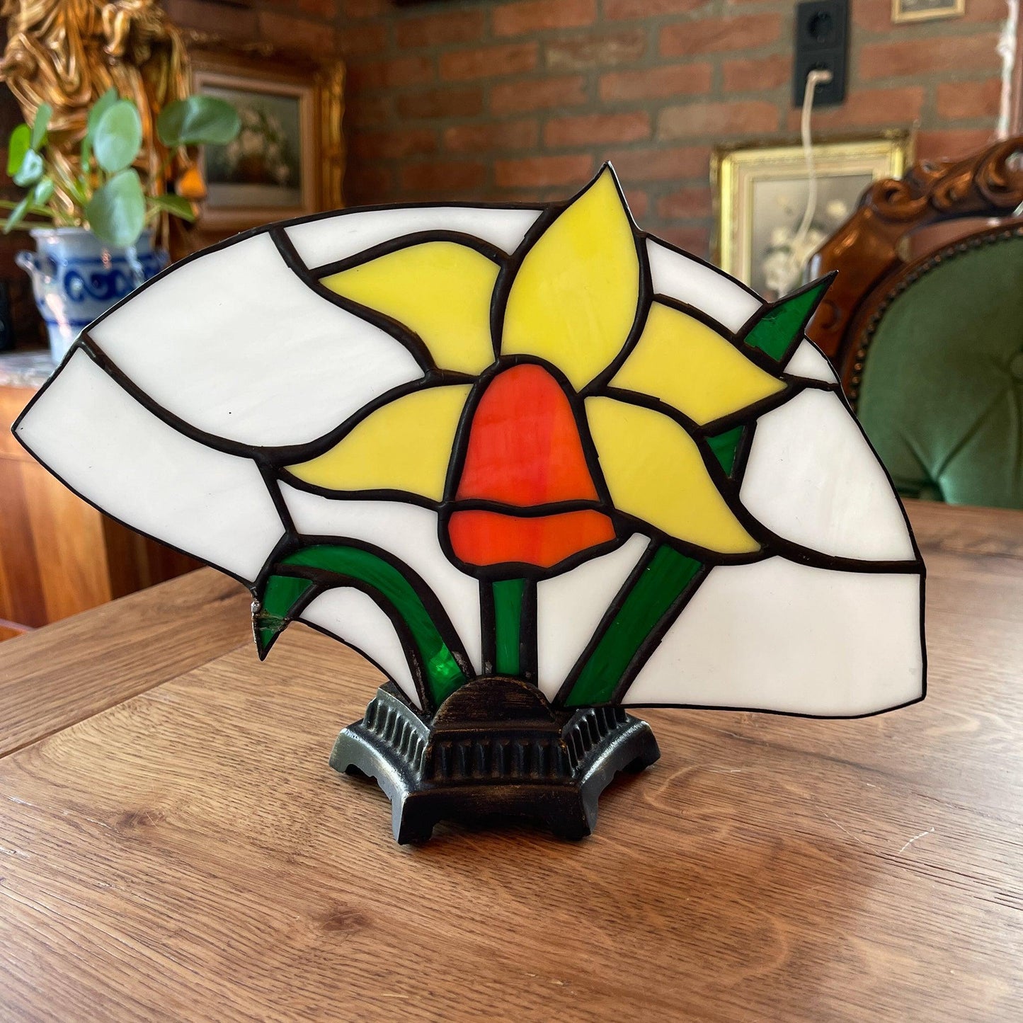 Lampje van Tiffany glas met Narcis - Bamestra Curiosa