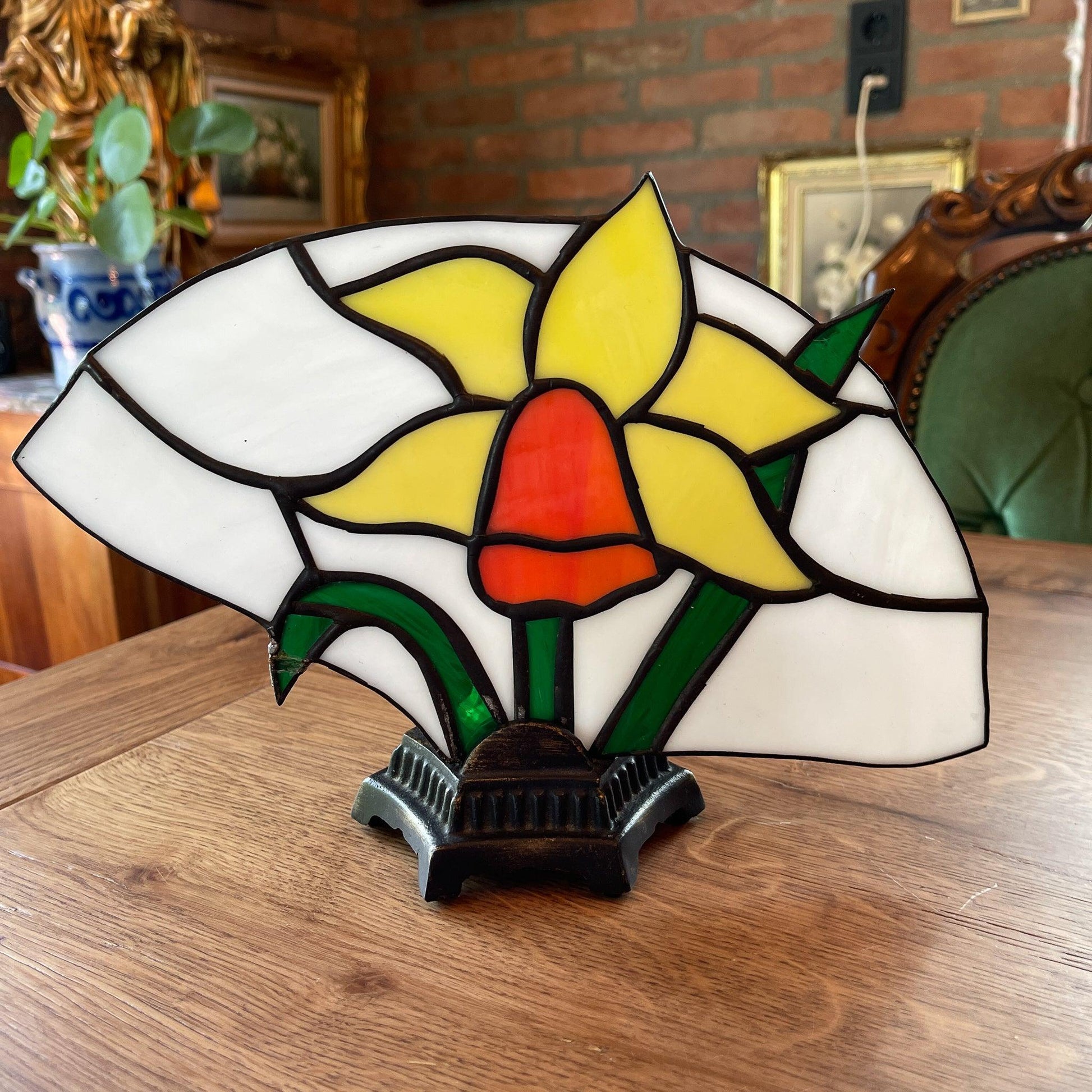 Lampje van Tiffany glas met Narcis - Bamestra Curiosa