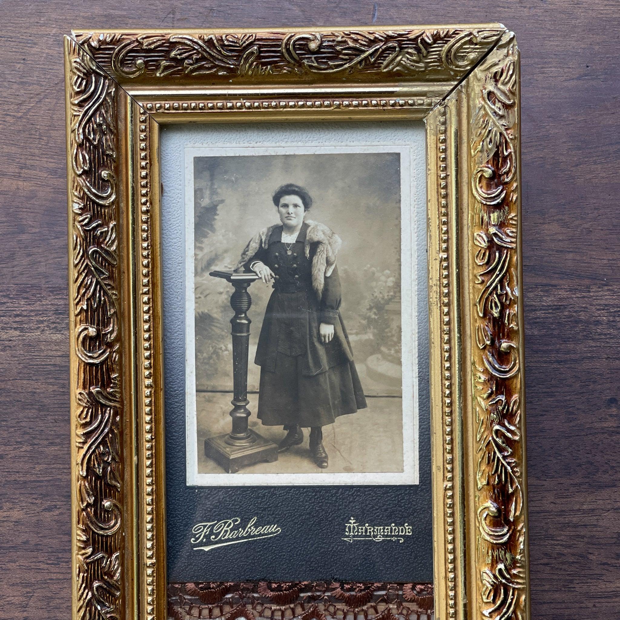 Lijstje met oude portretten met een verrassende achterzijde - The Collectionist