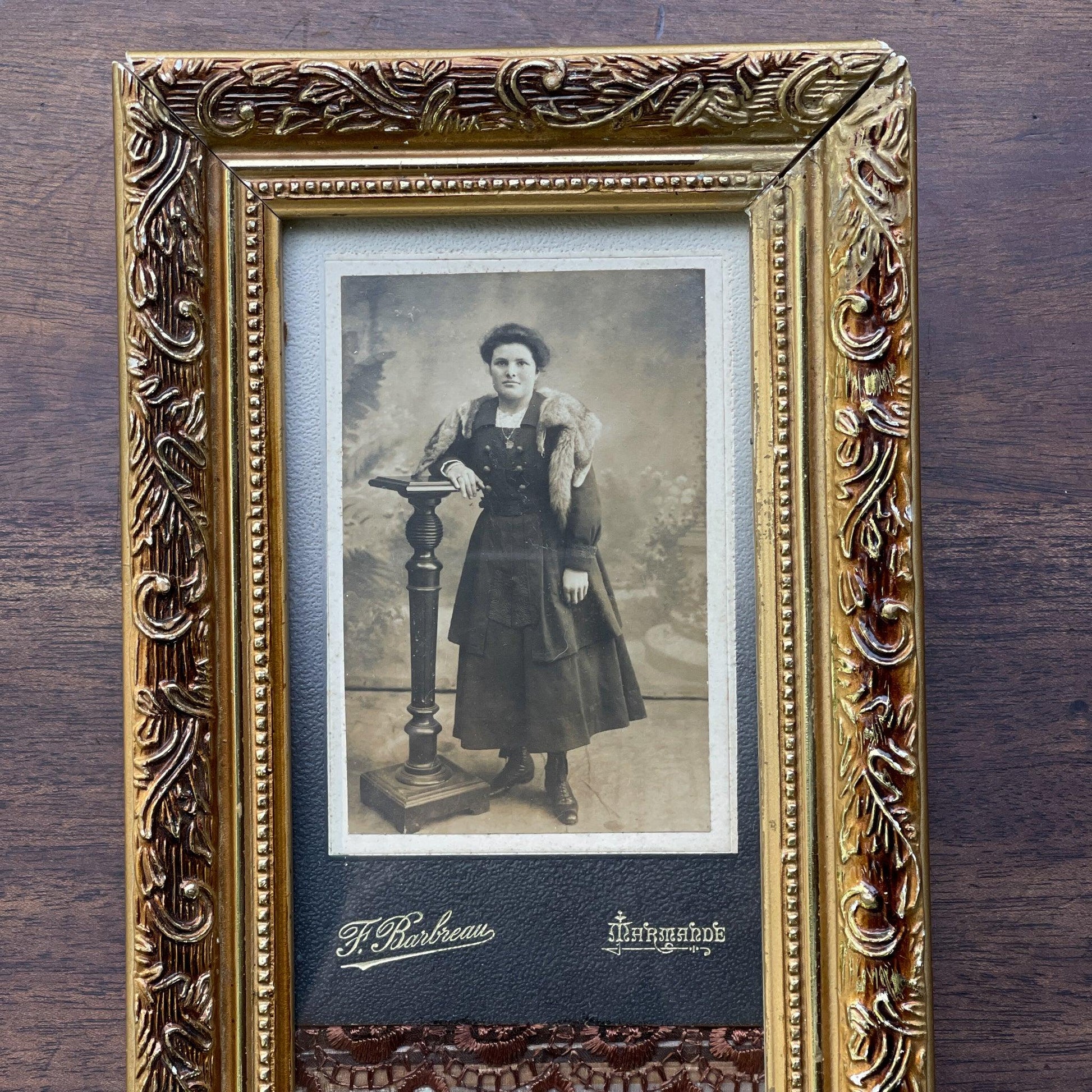 Lijstje met oude portretten met een verrassende achterzijde - Bamestra Curiosa