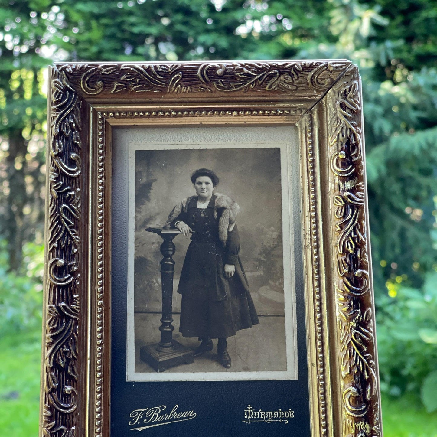 Lijstje met oude portretten met een verrassende achterzijde - Bamestra Curiosa