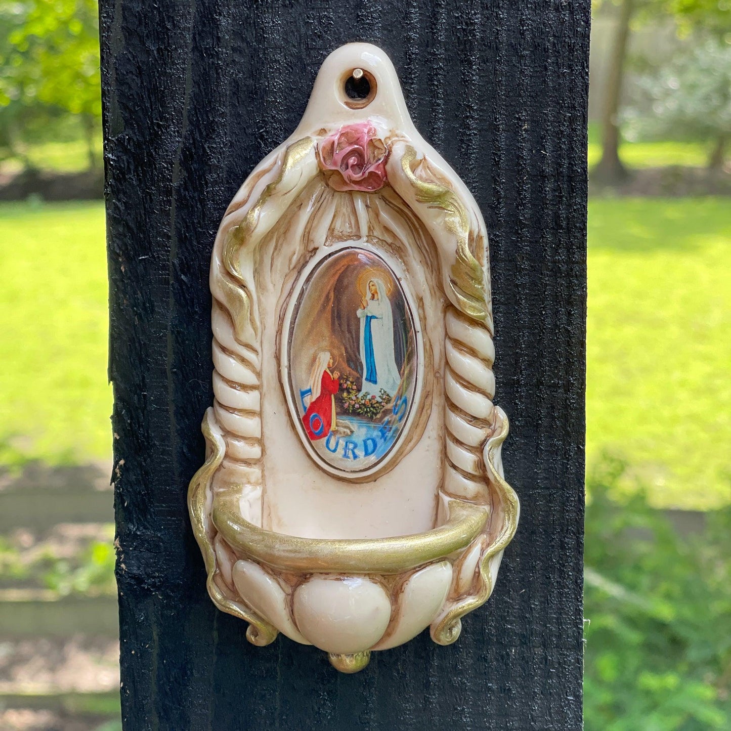 Lourdes wijwaterbakje - Bamestra Curiosa