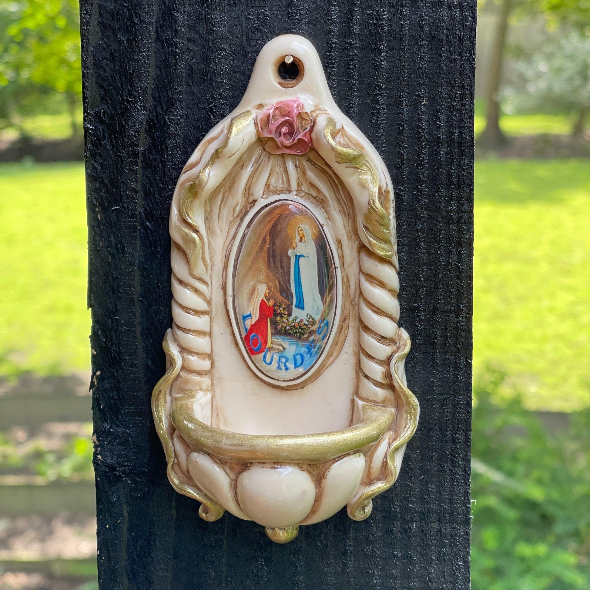 Lourdes wijwaterbakje - Bamestra Curiosa