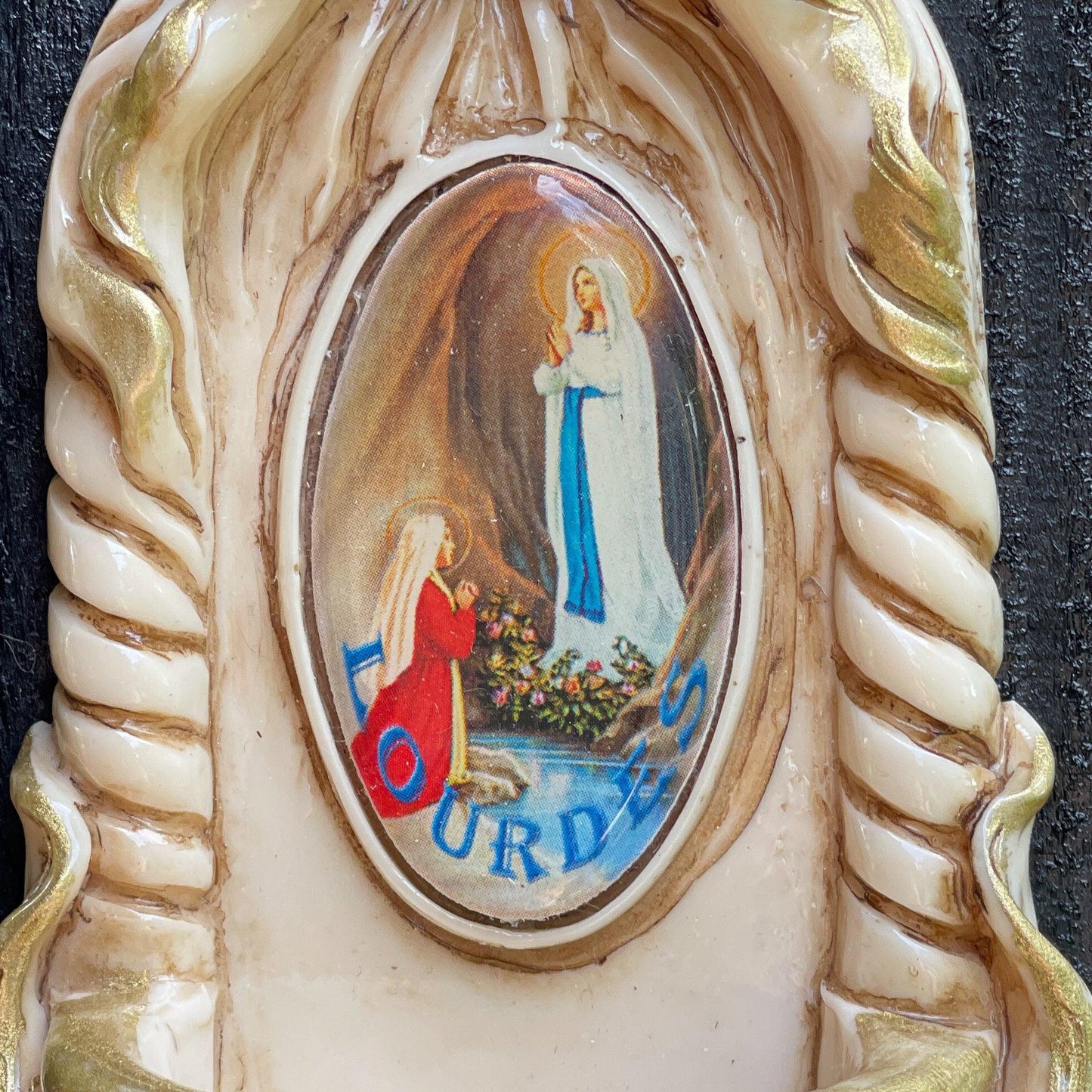 Lourdes wijwaterbakje - Bamestra Curiosa